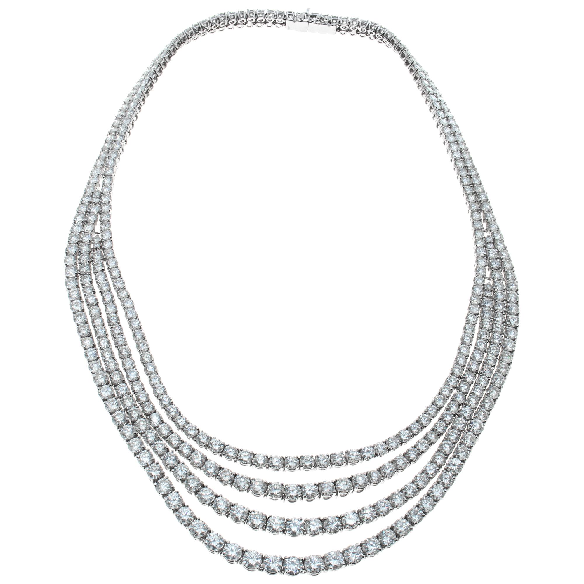 Ensemble collier et boucles d'oreilles pendantes en or blanc 18 carats avec diamants drapés à quatre brins Excellent état - En vente à Surfside, FL