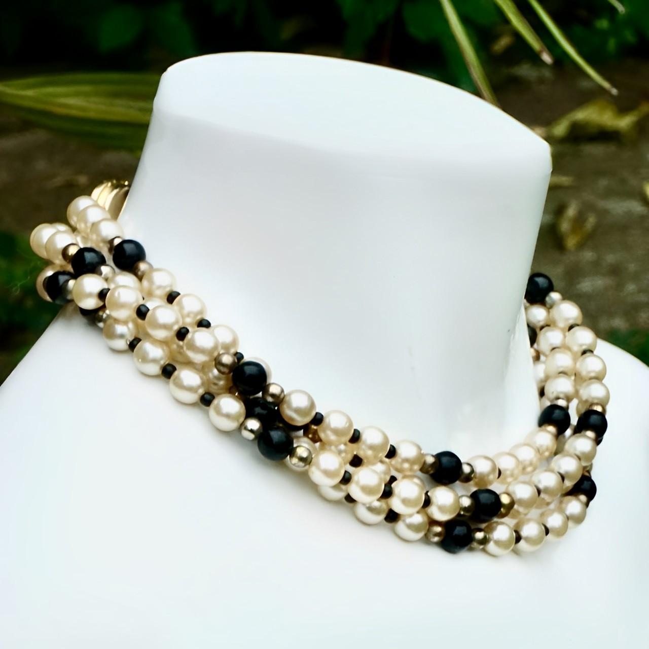 Collana a quattro fili di perle finte e perle di vetro nere con chiusura ornata In condizioni buone in vendita a London, GB