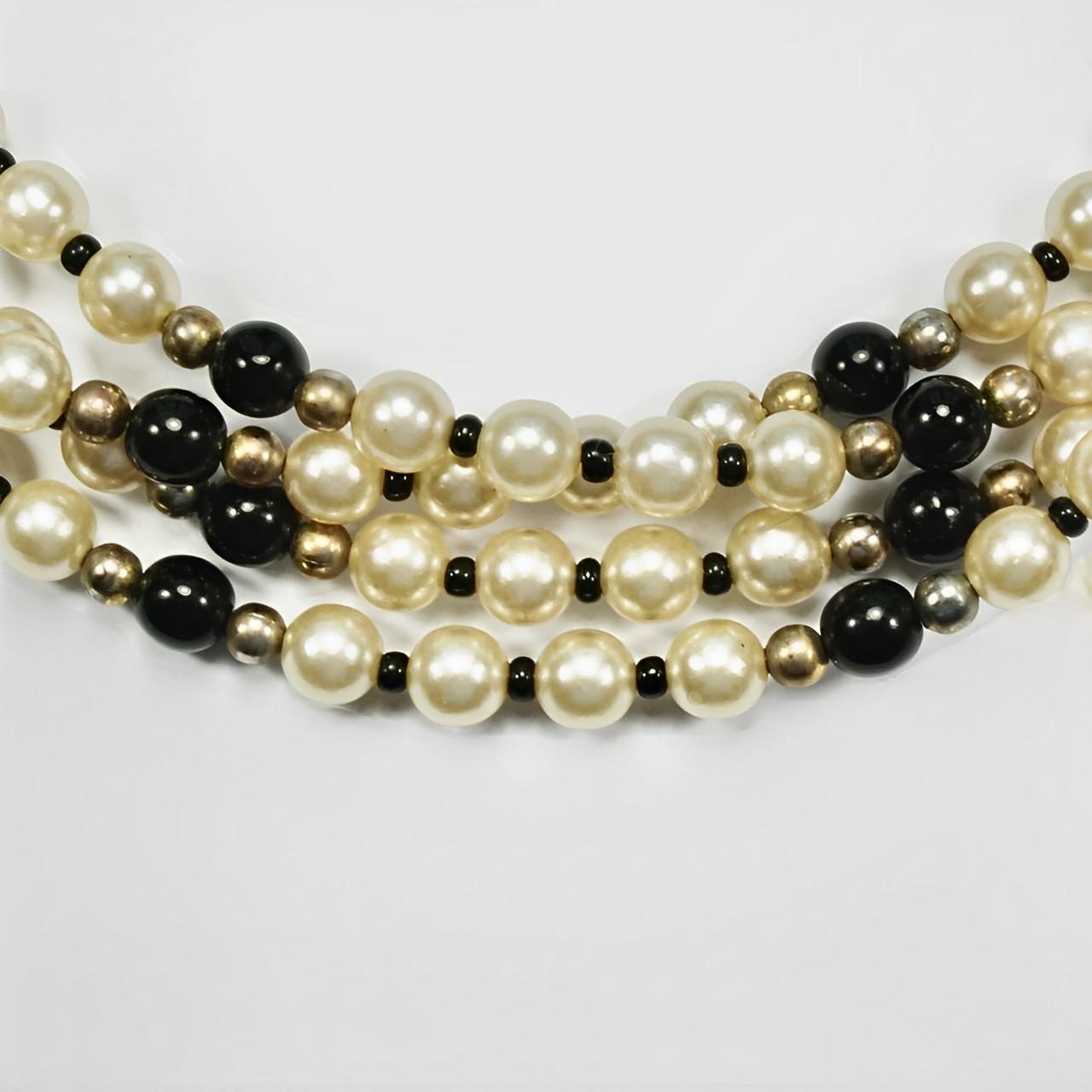 Collana a quattro fili di perle finte e perle di vetro nere con chiusura ornata in vendita 1