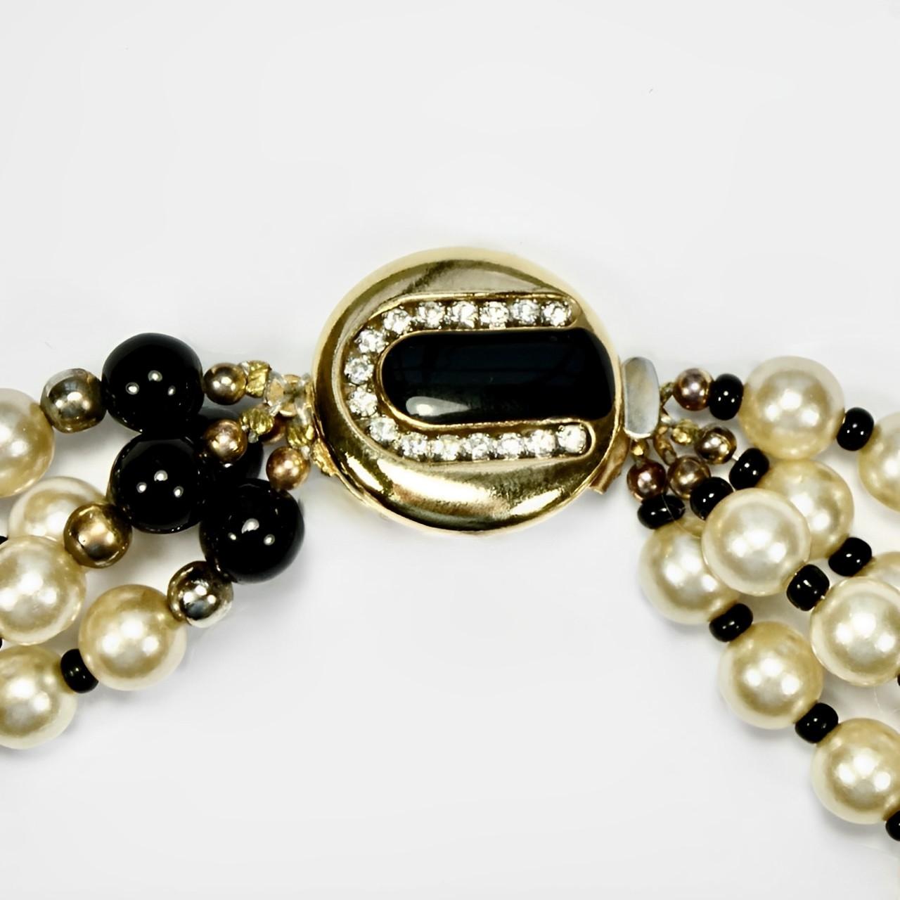 Collana a quattro fili di perle finte e perle di vetro nere con chiusura ornata in vendita 2