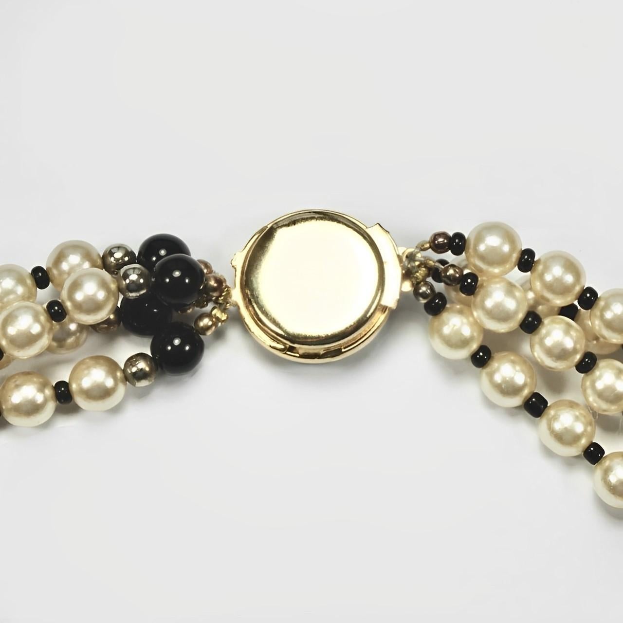 Collana a quattro fili di perle finte e perle di vetro nere con chiusura ornata in vendita 3