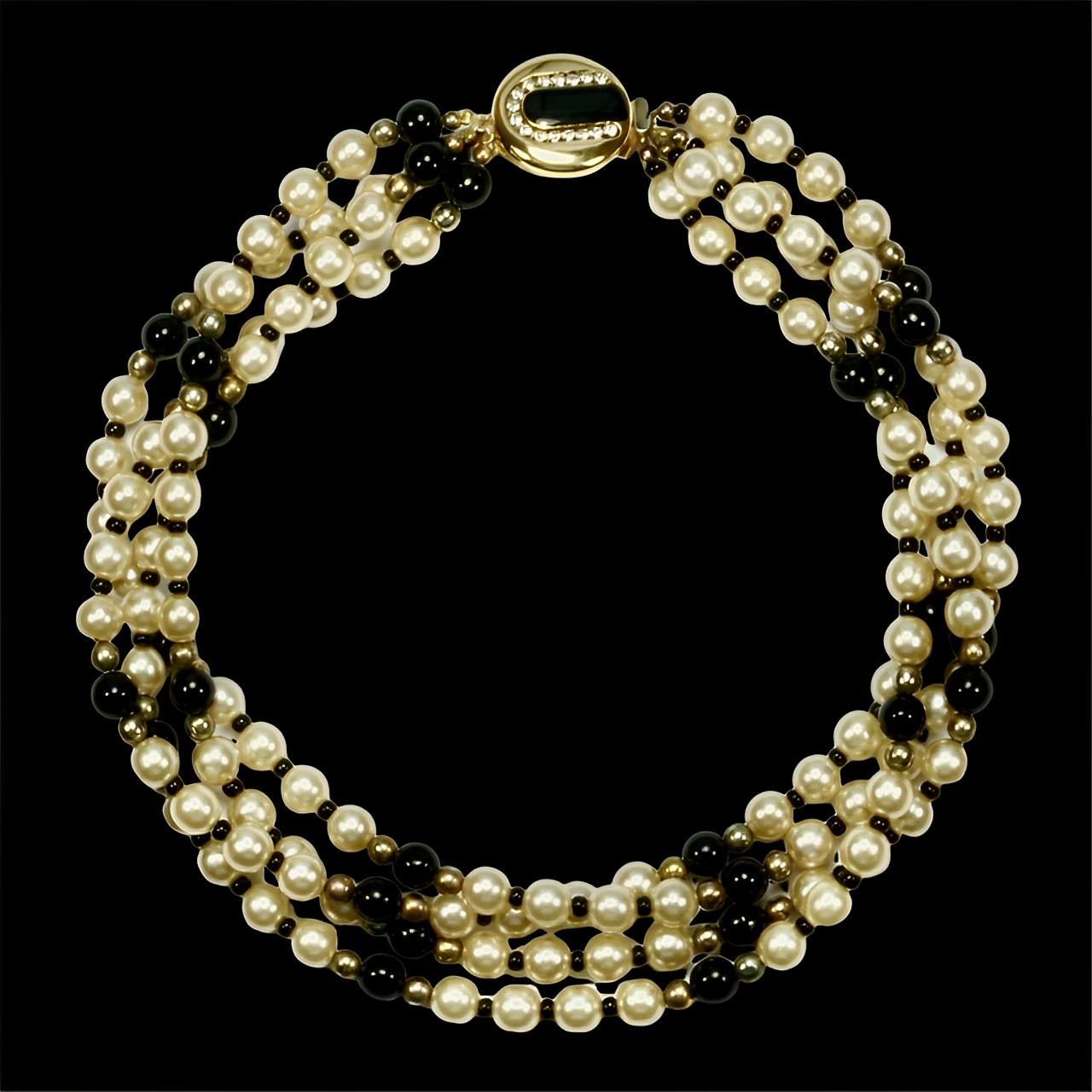Collana a quattro fili di perle finte e perle di vetro nere con chiusura ornata in vendita 5