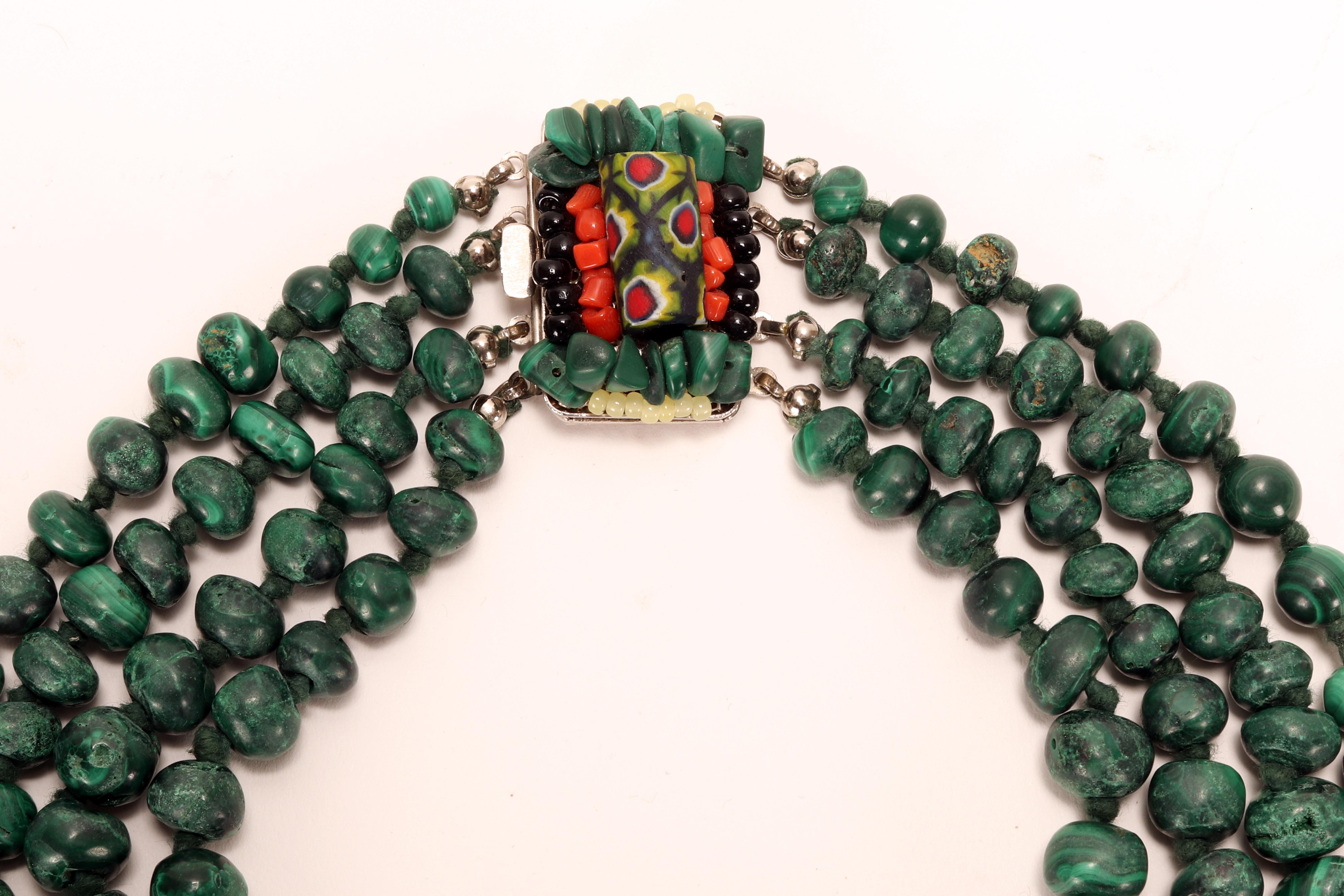 italien Four-strand malachite necklace with Venetian millefiori beads. Italy, 1960. en vente
