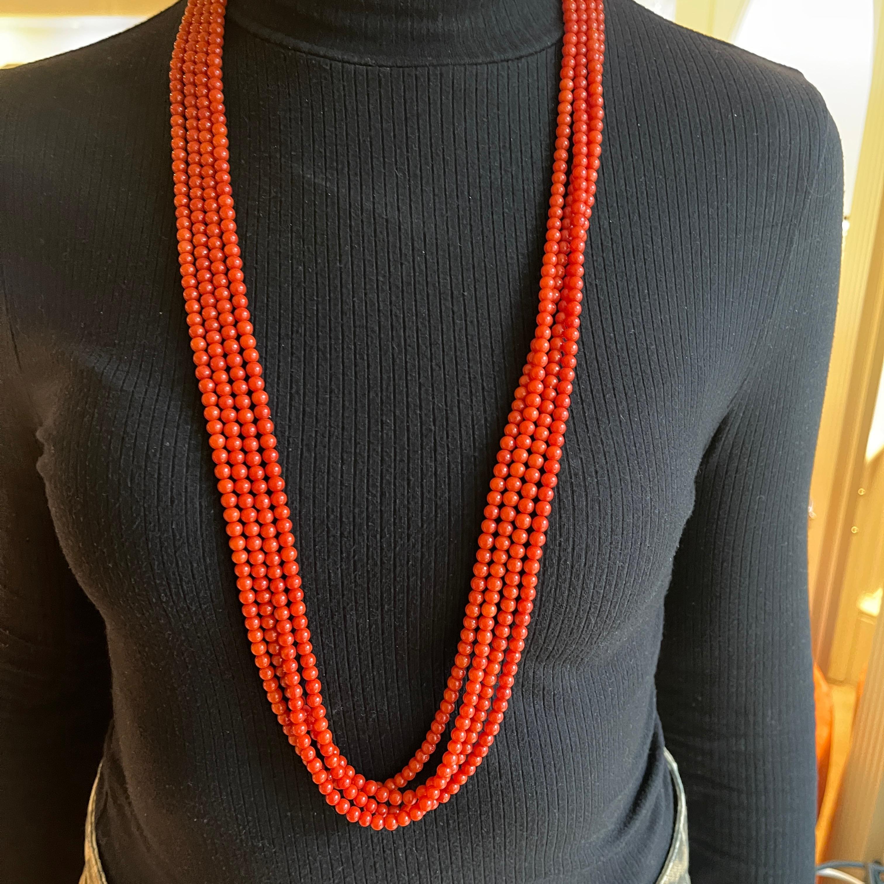 Collar de cuatro vueltas de coral rojo con cierre de mariposa de oro amarillo de 18 quilates, rubíes y en venta 5