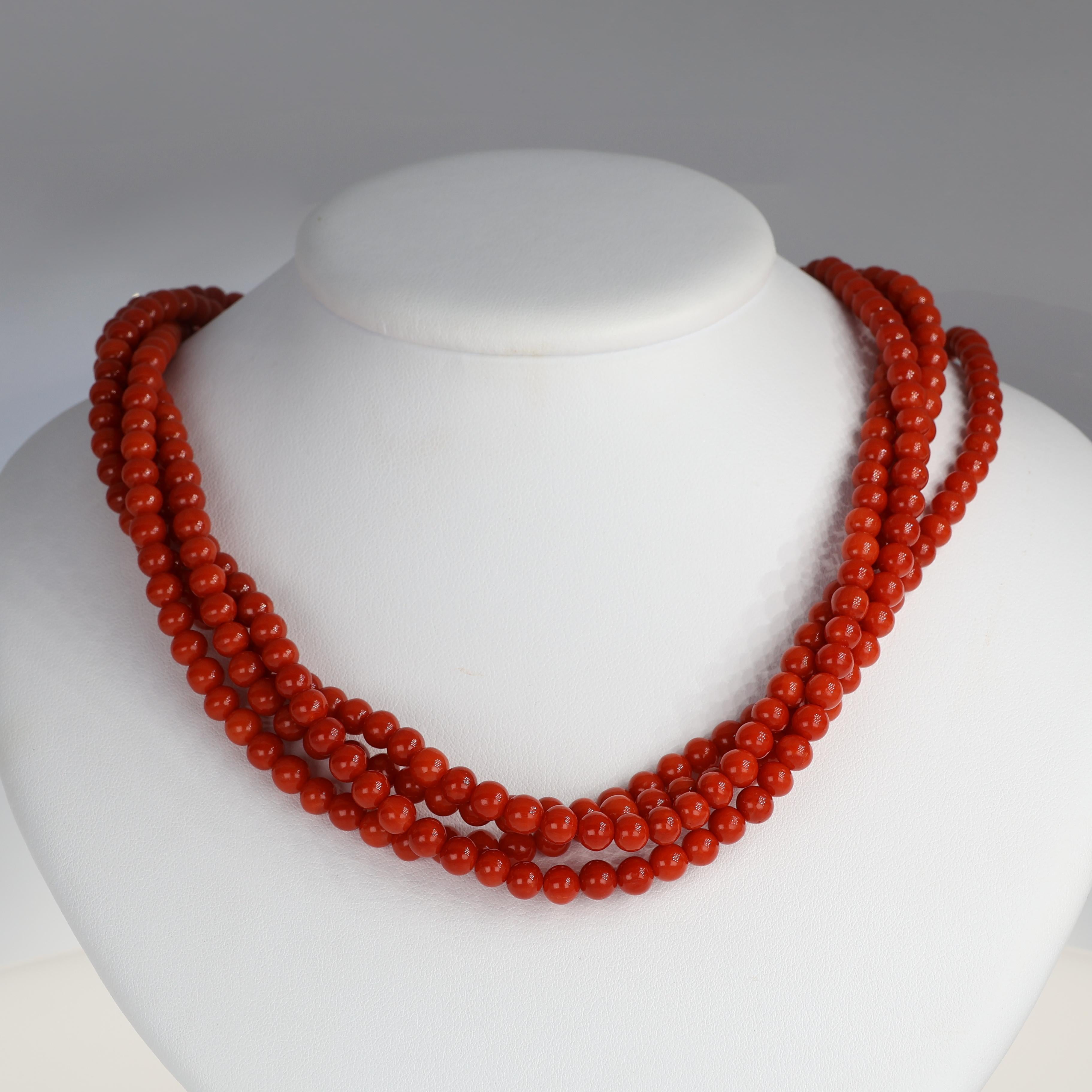 Collar de cuatro vueltas de coral rojo con cierre de mariposa de oro amarillo de 18 quilates, rubíes y Corte brillante en venta