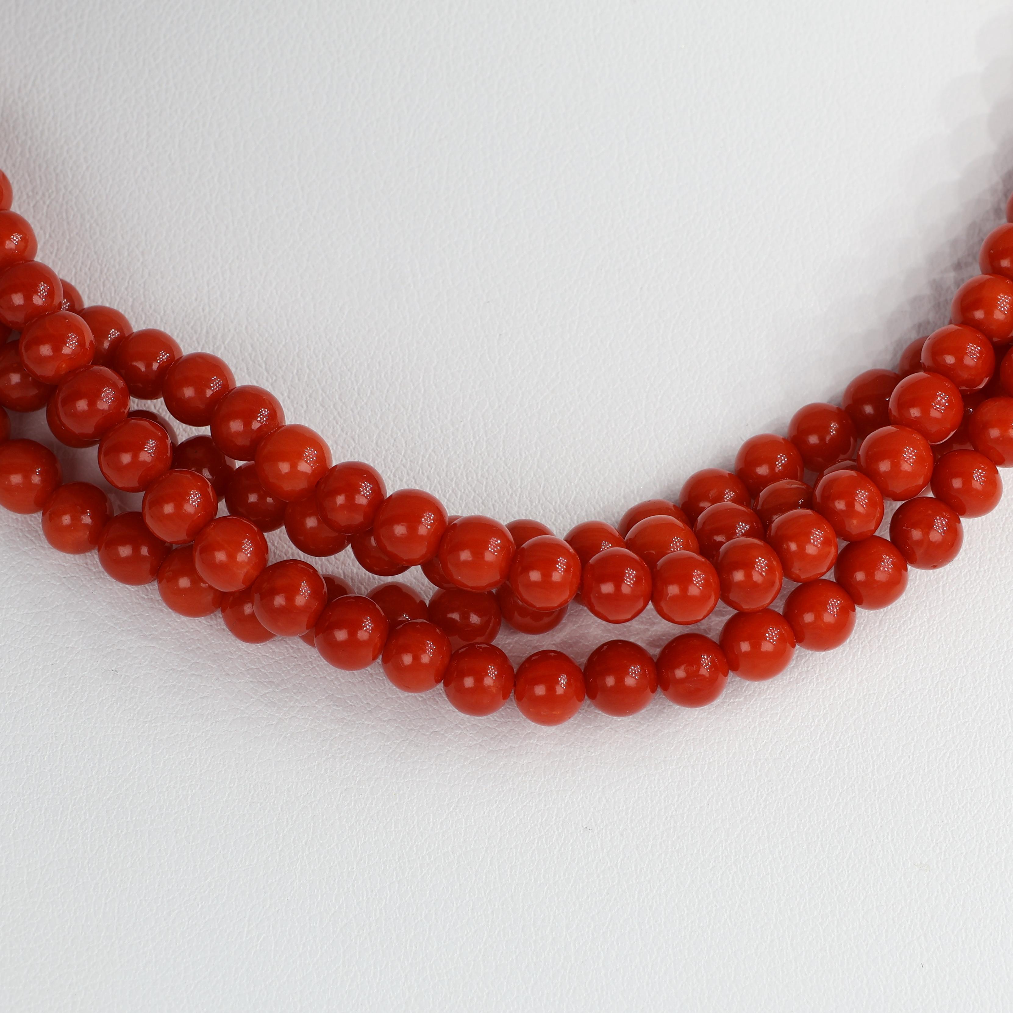 Collar de cuatro vueltas de coral rojo con cierre de mariposa de oro amarillo de 18 quilates, rubíes y en Nuevo estado para la venta en Bergamo, BG