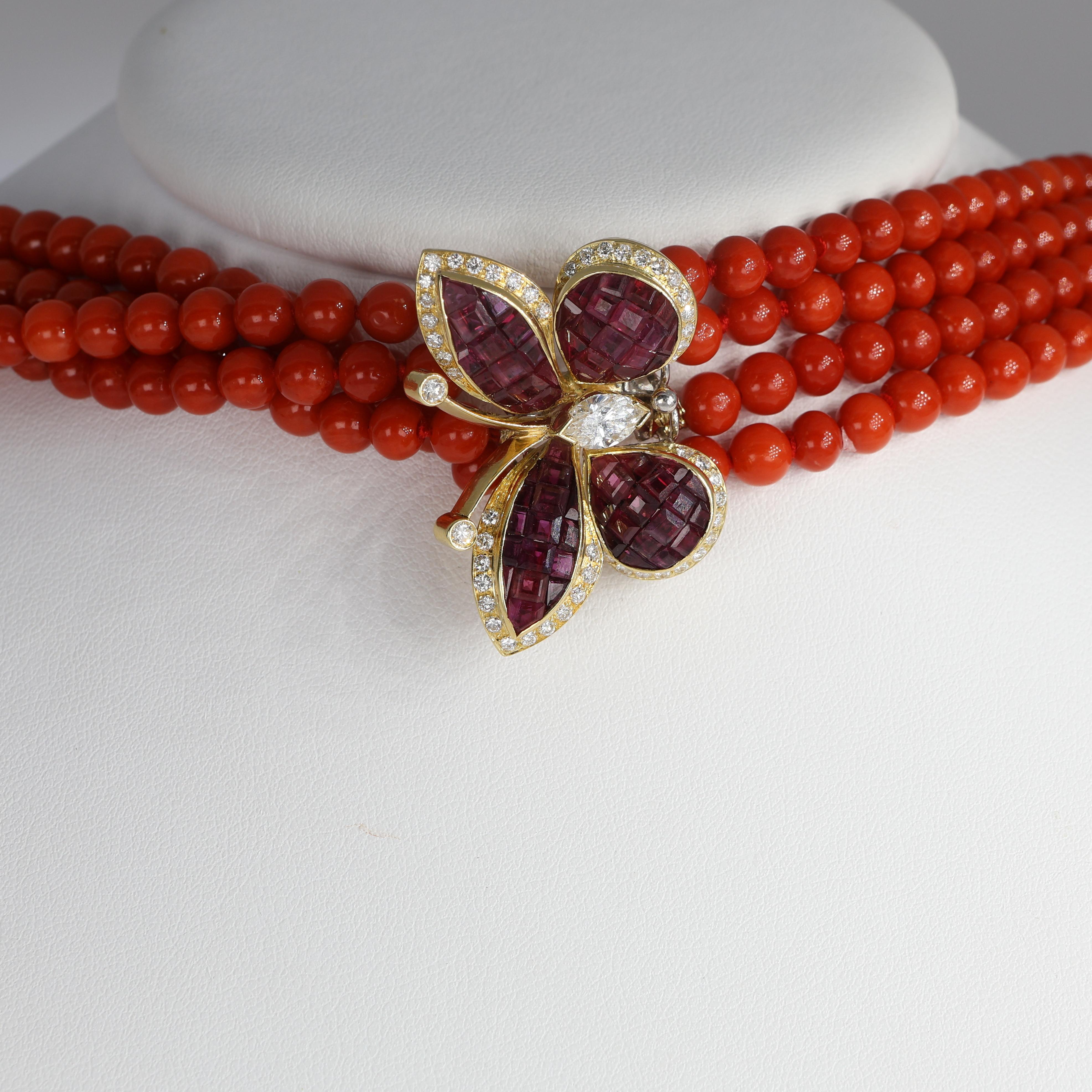 Femenino o masculino Collar de cuatro vueltas de coral rojo con cierre de mariposa de oro amarillo de 18 quilates, rubíes y en venta