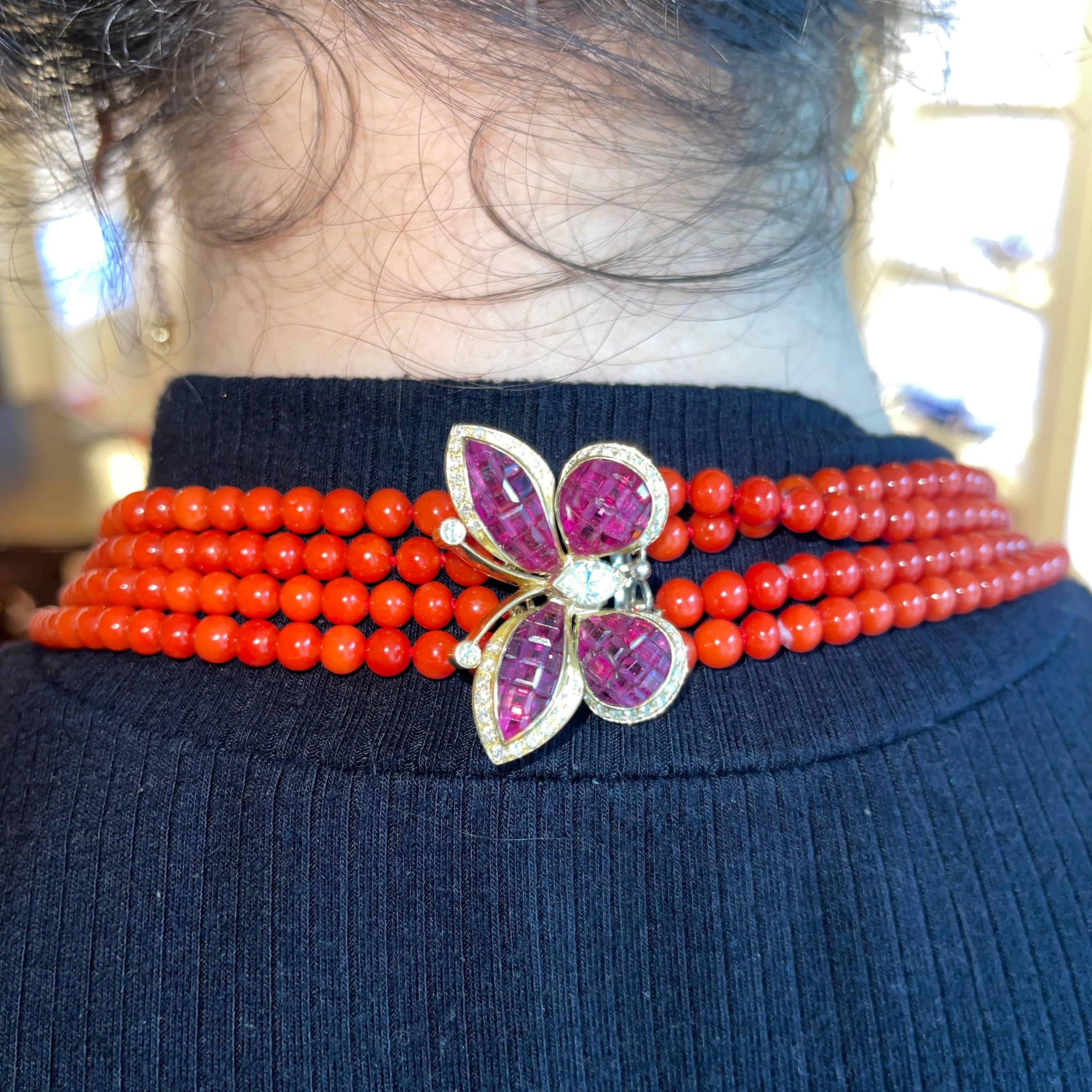 Collar de cuatro vueltas de coral rojo con cierre de mariposa de oro amarillo de 18 quilates, rubíes y en venta 1