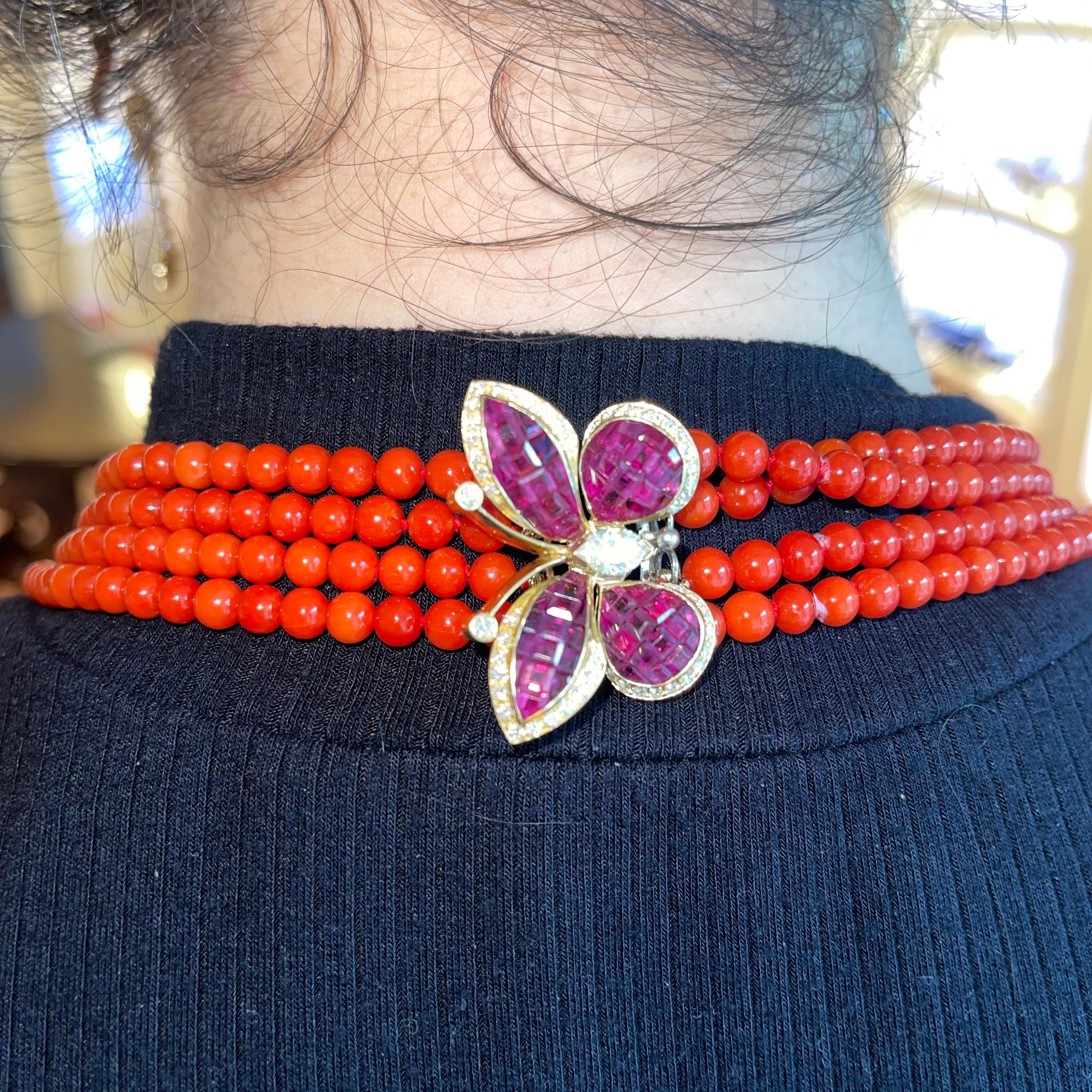 Collar de cuatro vueltas de coral rojo con cierre de mariposa de oro amarillo de 18 quilates, rubíes y en venta 2
