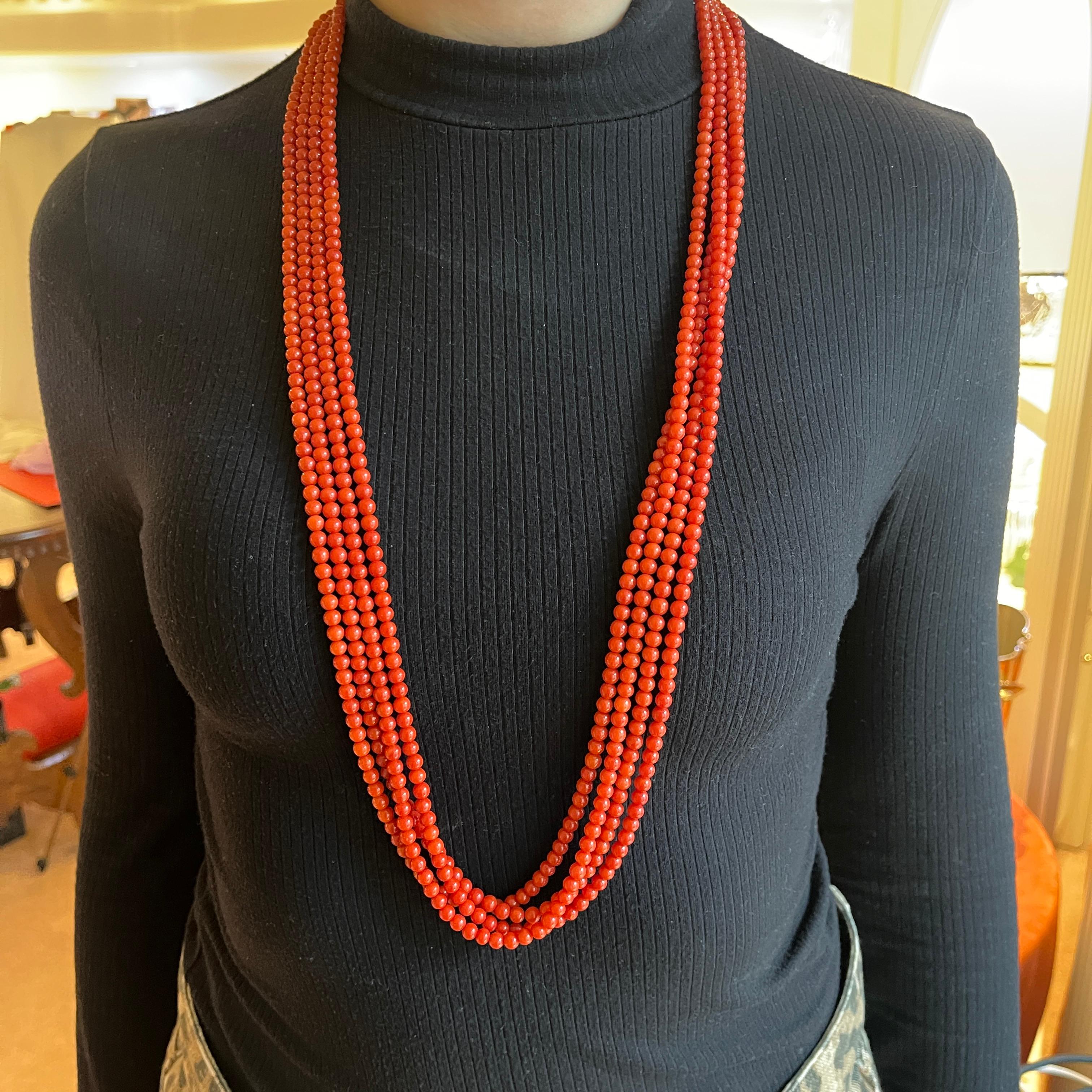 Collar de cuatro vueltas de coral rojo con cierre de mariposa de oro amarillo de 18 quilates, rubíes y en venta 3