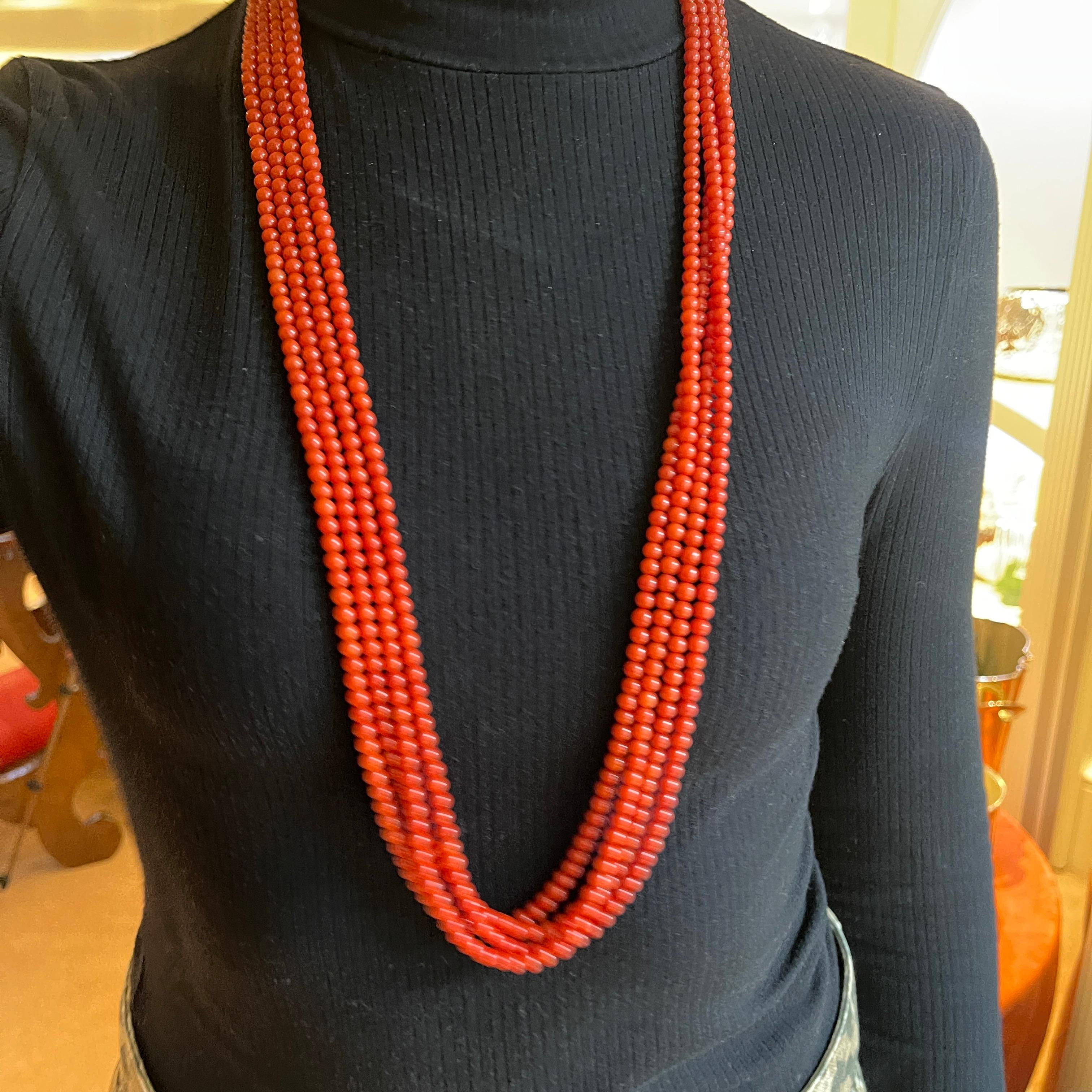 Collar de cuatro vueltas de coral rojo con cierre de mariposa de oro amarillo de 18 quilates, rubíes y en venta 4