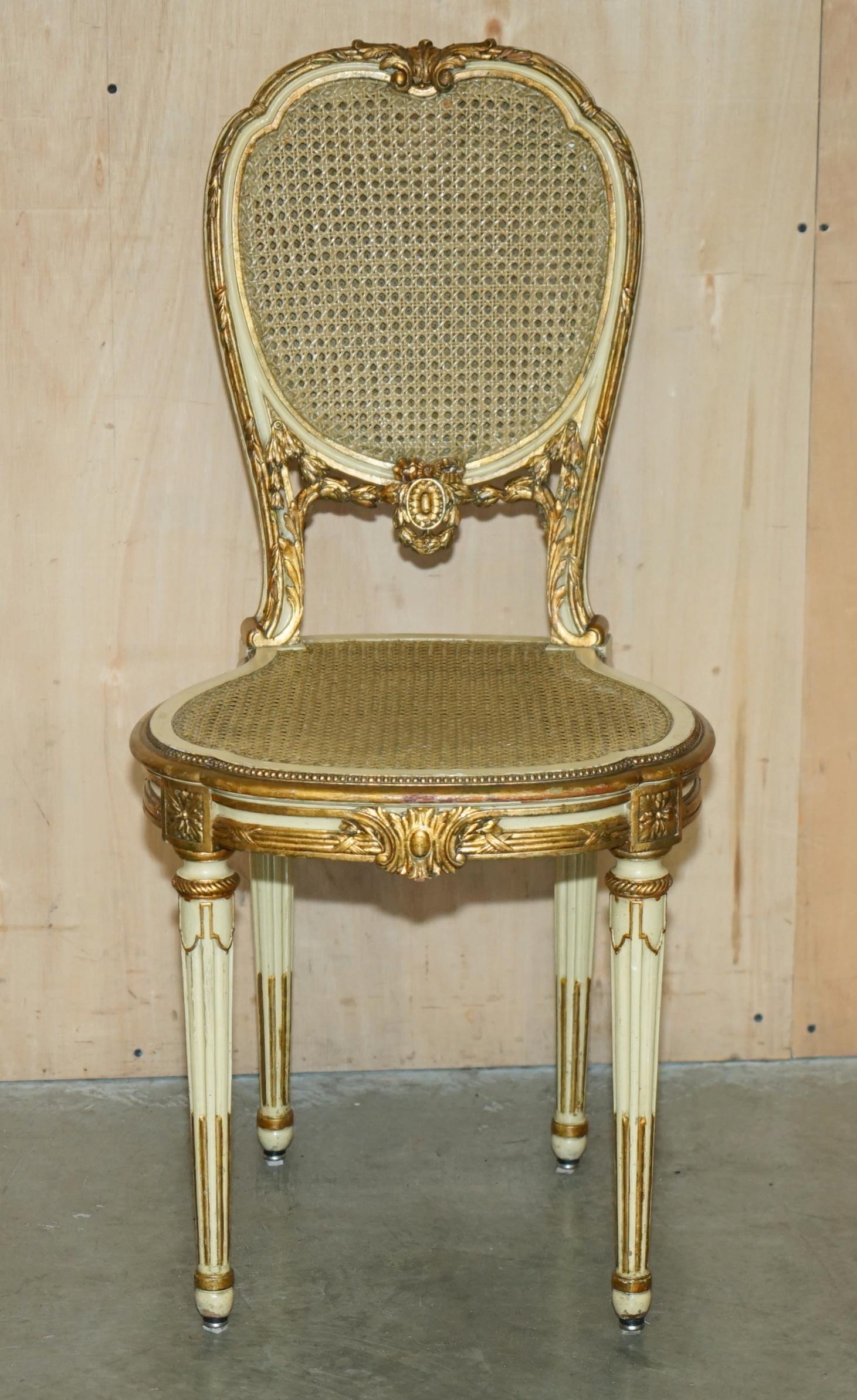 VIER AUSSERGEWÖHNLICHE LOUIS XVI. FRANZÖSISCH GILTWOOD DOPPELKÖNIGLICHE BERGERE SIiDE STÜHLE (Louis XVI.) im Angebot