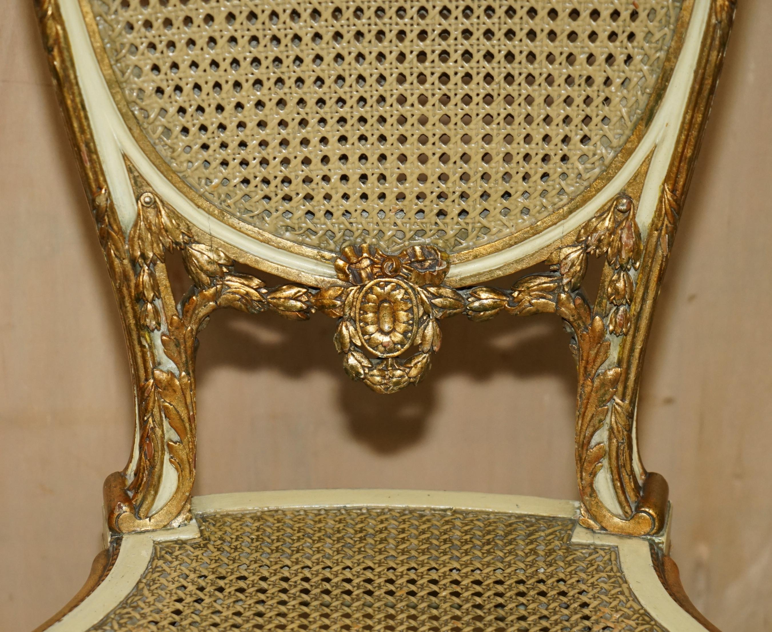VIER AUSSERGEWÖHNLICHE LOUIS XVI. FRANZÖSISCH GILTWOOD DOPPELKÖNIGLICHE BERGERE SIiDE STÜHLE (Handgefertigt) im Angebot
