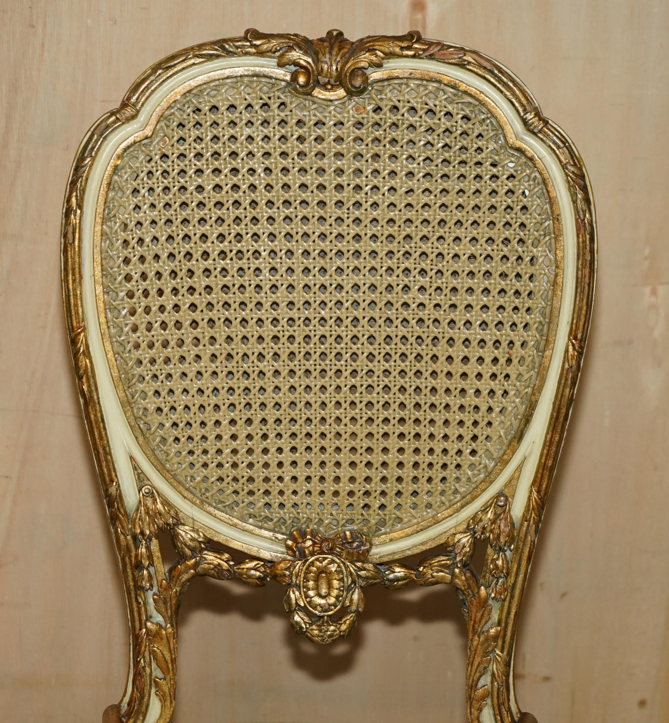 VIER AUSSERGEWÖHNLICHE LOUIS XVI. FRANZÖSISCH GILTWOOD DOPPELKÖNIGLICHE BERGERE SIiDE STÜHLE (19. Jahrhundert) im Angebot