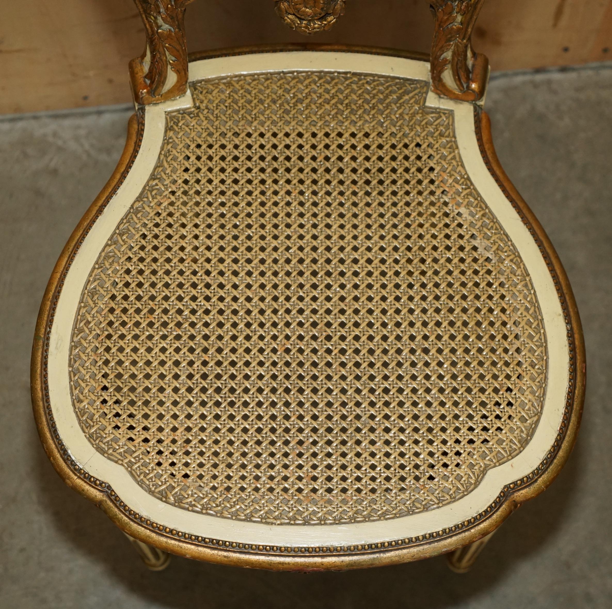 VIER AUSSERGEWÖHNLICHE LOUIS XVI. FRANZÖSISCH GILTWOOD DOPPELKÖNIGLICHE BERGERE SIiDE STÜHLE (Rattan) im Angebot
