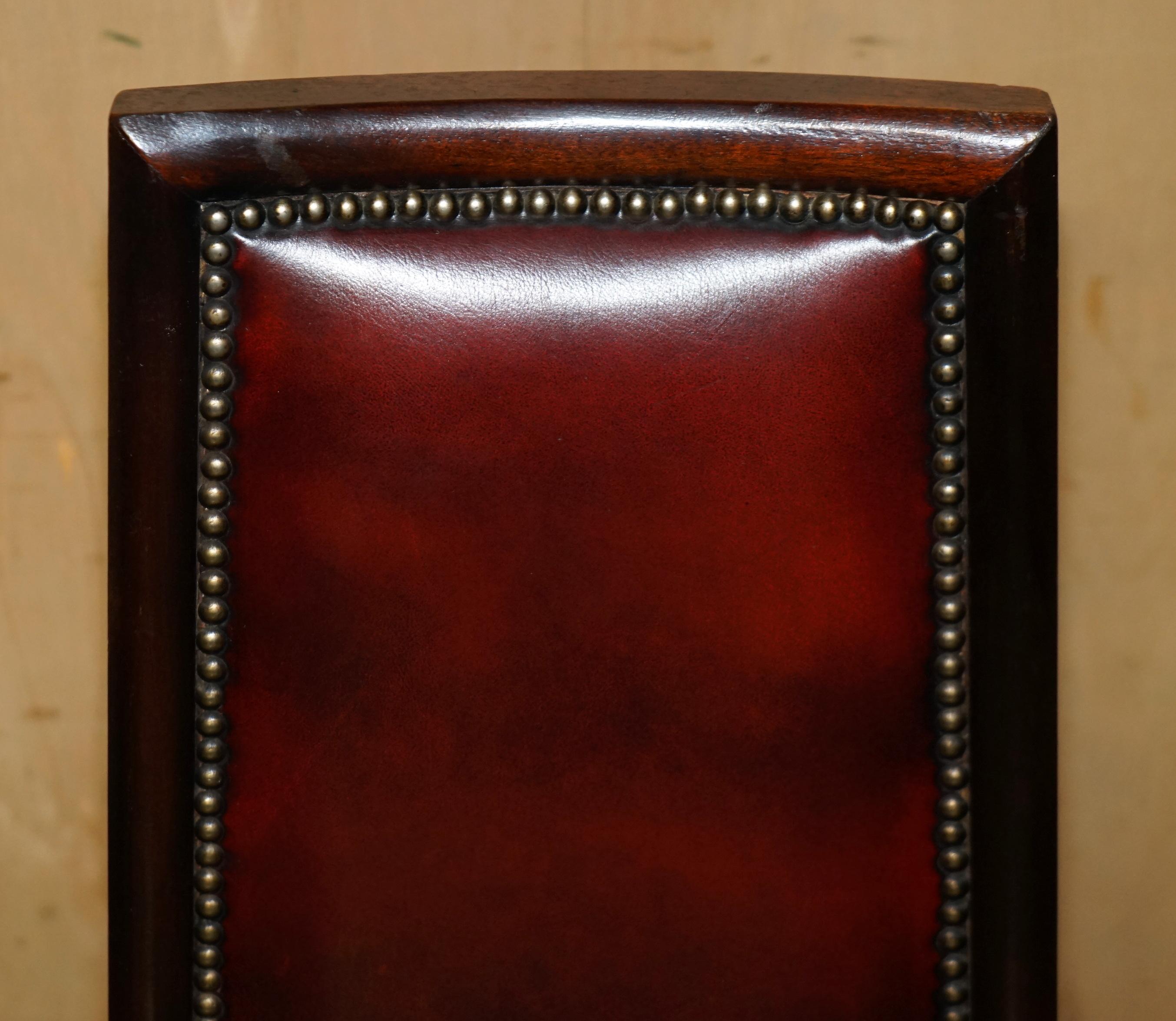 FOUR STUNNING VINTAGE OXBLOOD LEATHER HiGH BACK CHESTERFIELD DINING CHAIRS In Good Condition For Sale In West Sussex, Pulborough
