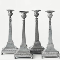 Quatre bougeoirs suédois en étain de style gustavien, datant de 1810