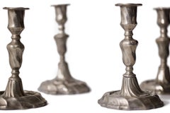 Quatre bougeoirs suédois en étain de style rococo. Lars Lundwall, Jönköping, vers 1761-1782