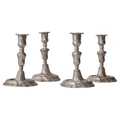 Quatre bougeoirs suédois en étain de style rococo. Lars Lundwall, Jönköping, vers 1761-1782