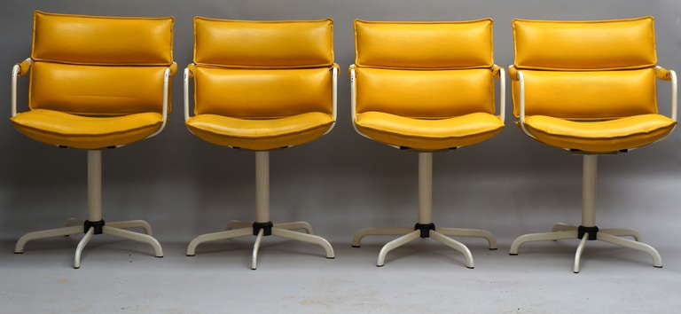 Four swivel chairs in yellow leather and white base.This original condition, set off four, easy swivel arm chairs in yellow leather upholstery.
These are from the 1970s.
Measures: Height 85 cm.
Seat height 54 cm.