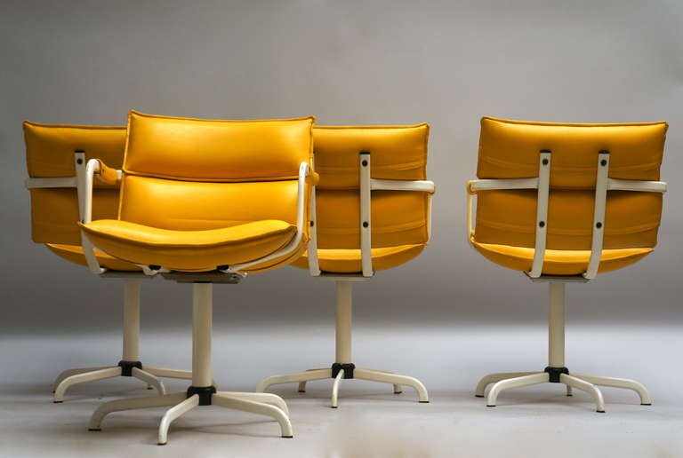 Four Swivel Armchairs in Yellow Leather and White Base In Good Condition For Sale In Antwerp, BE