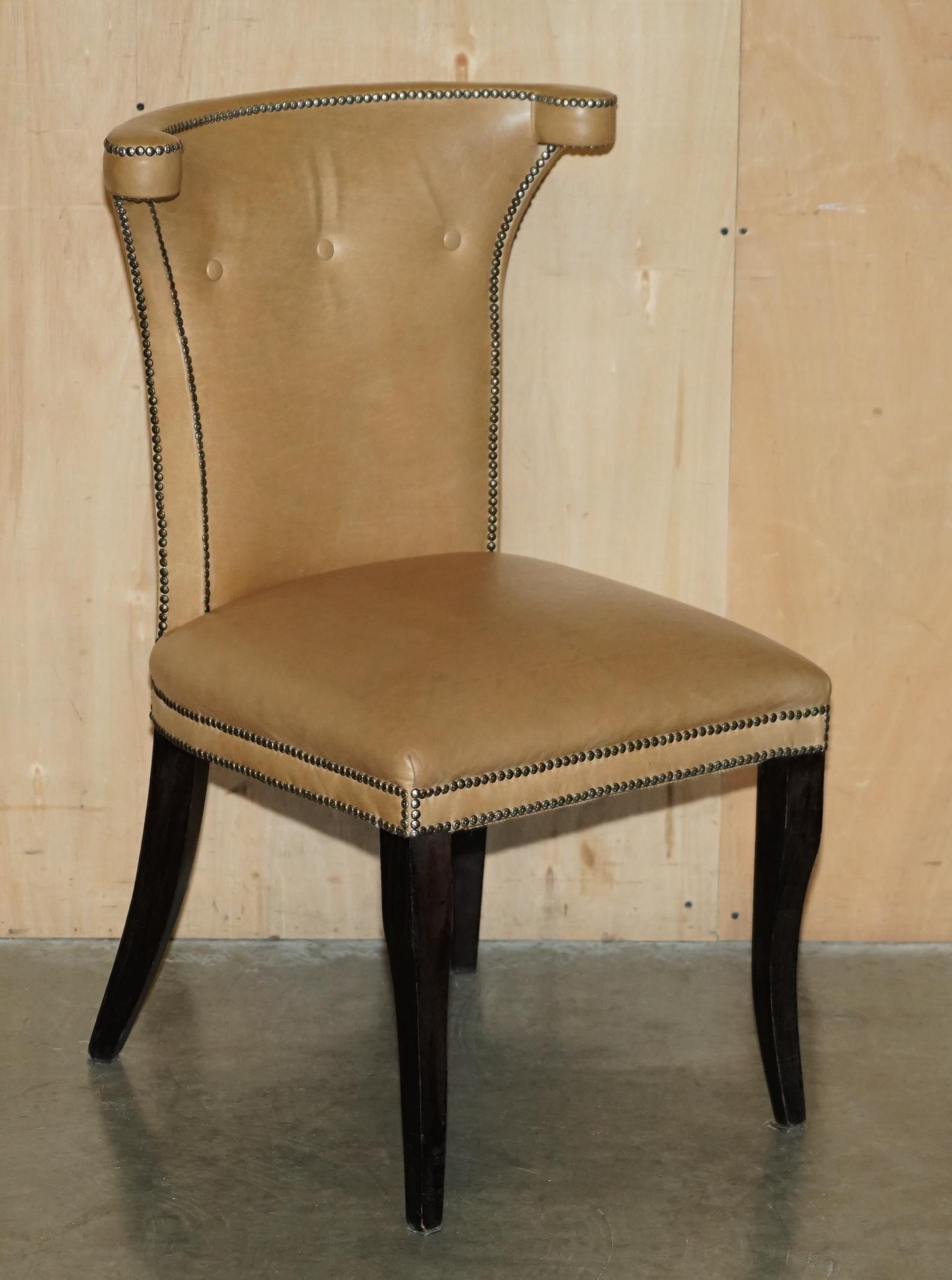 Royal House Antiques

Royal House Antiques freut sich, diese hübsche Garnitur von vier gepolsterten Esszimmerstühlen im Regency-Stil aus braunem Leder mit floralem Kopf und verchromten Griffen zum Verkauf anzubieten. 

Bitte beachten Sie die