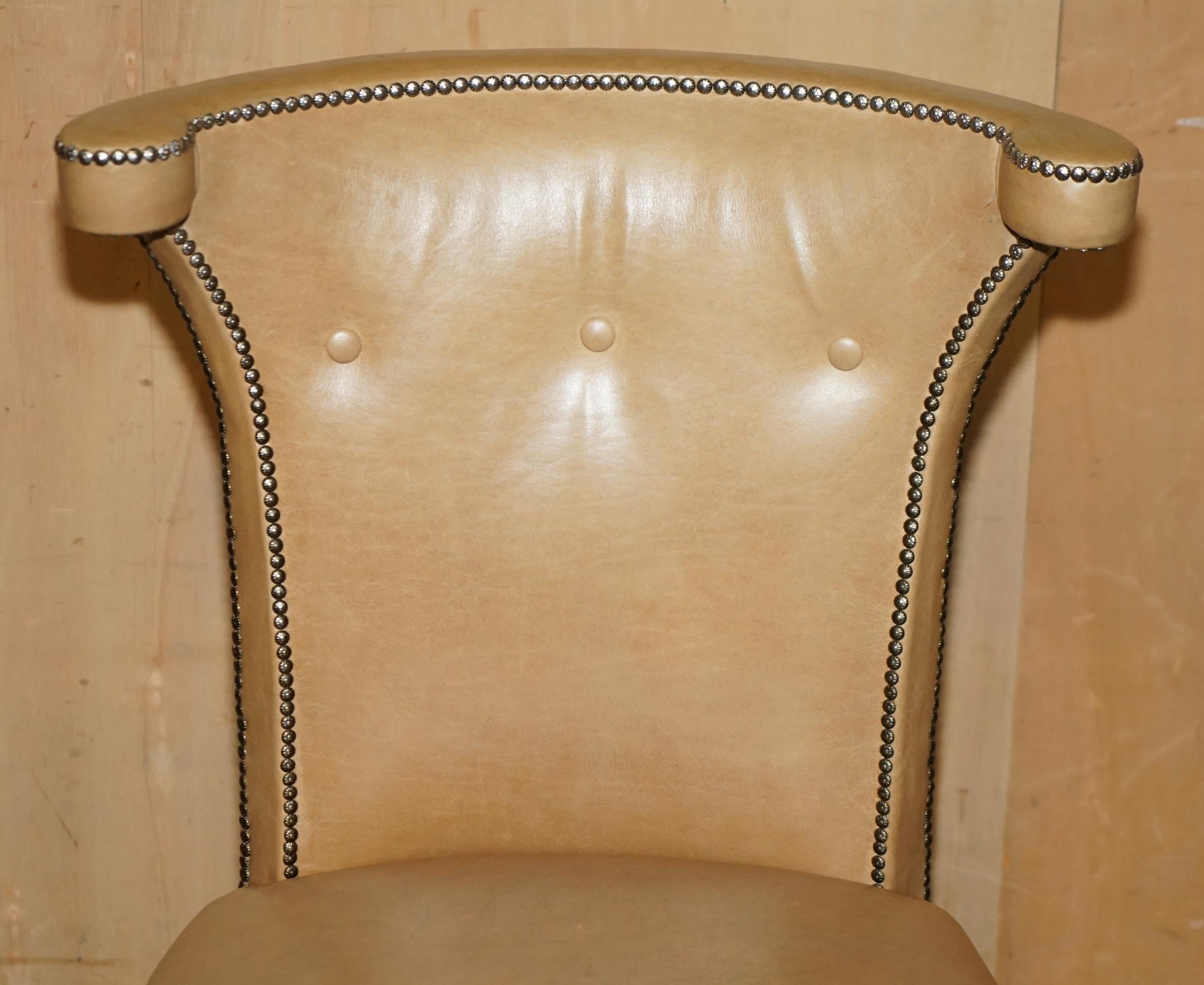 VIER BRAUNES LEINER FLORALES STUDIERENDE REGENCY CHESTERFIELD DINING STUHLSESSEL (Handgefertigt) im Angebot