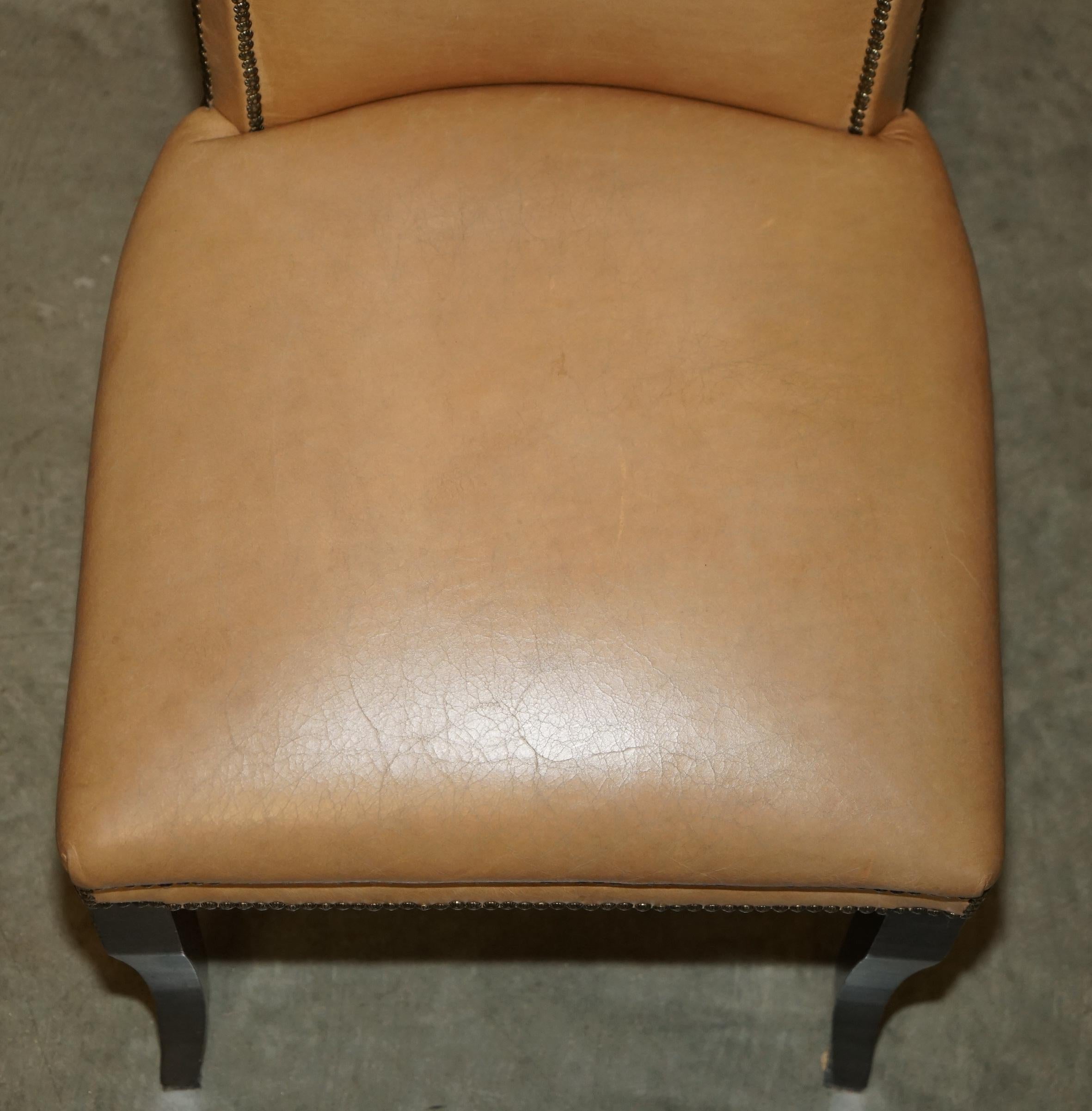 VIER BRAUNES LEINER FLORALES STUDIERENDE REGENCY CHESTERFIELD DINING STUHLSESSEL (20. Jahrhundert) im Angebot