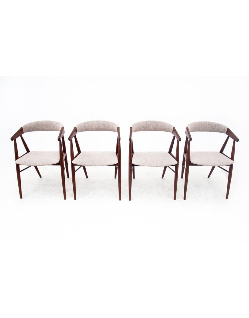 Ein Set aus vier Teakholzstühlen, entworfen von dem legendären dänischen Designerpaar Ejner Larsen und Aksel Bender Madsen.

Klassisches, minimalistisches Design. Die Stühle passen perfekt in zeitgenössische Innenräume. Elegante, dezente