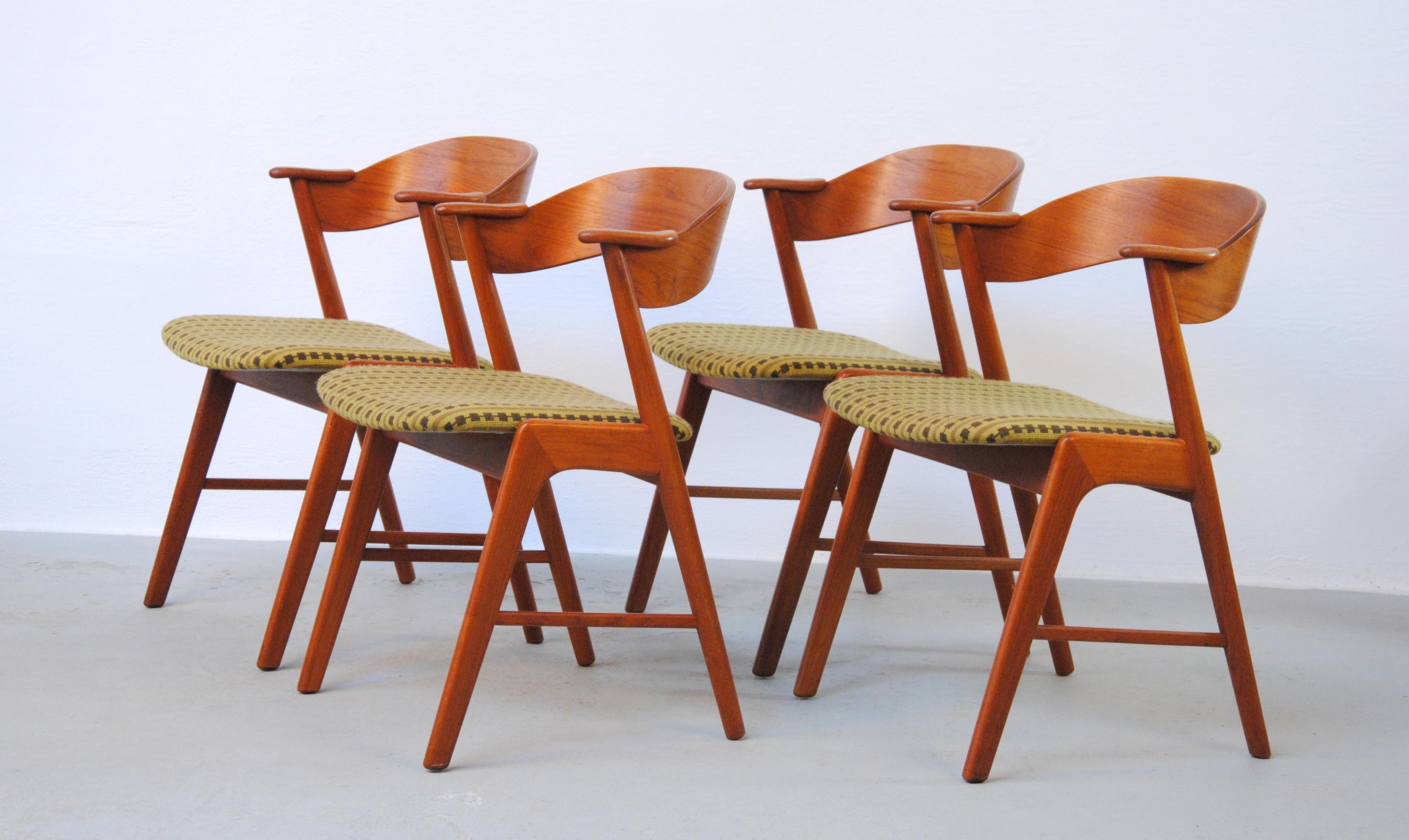 Satz von vier dänischen Esszimmerstühlen aus Teakholz mit geschwungenen Rückenlehnen und eleganten Gestellen, hergestellt von Korup Stolefabrik. Die Stühle sind gemeinhin als Modell 32 bekannt und werden von vielen Kai Kristiansen zugeschrieben -