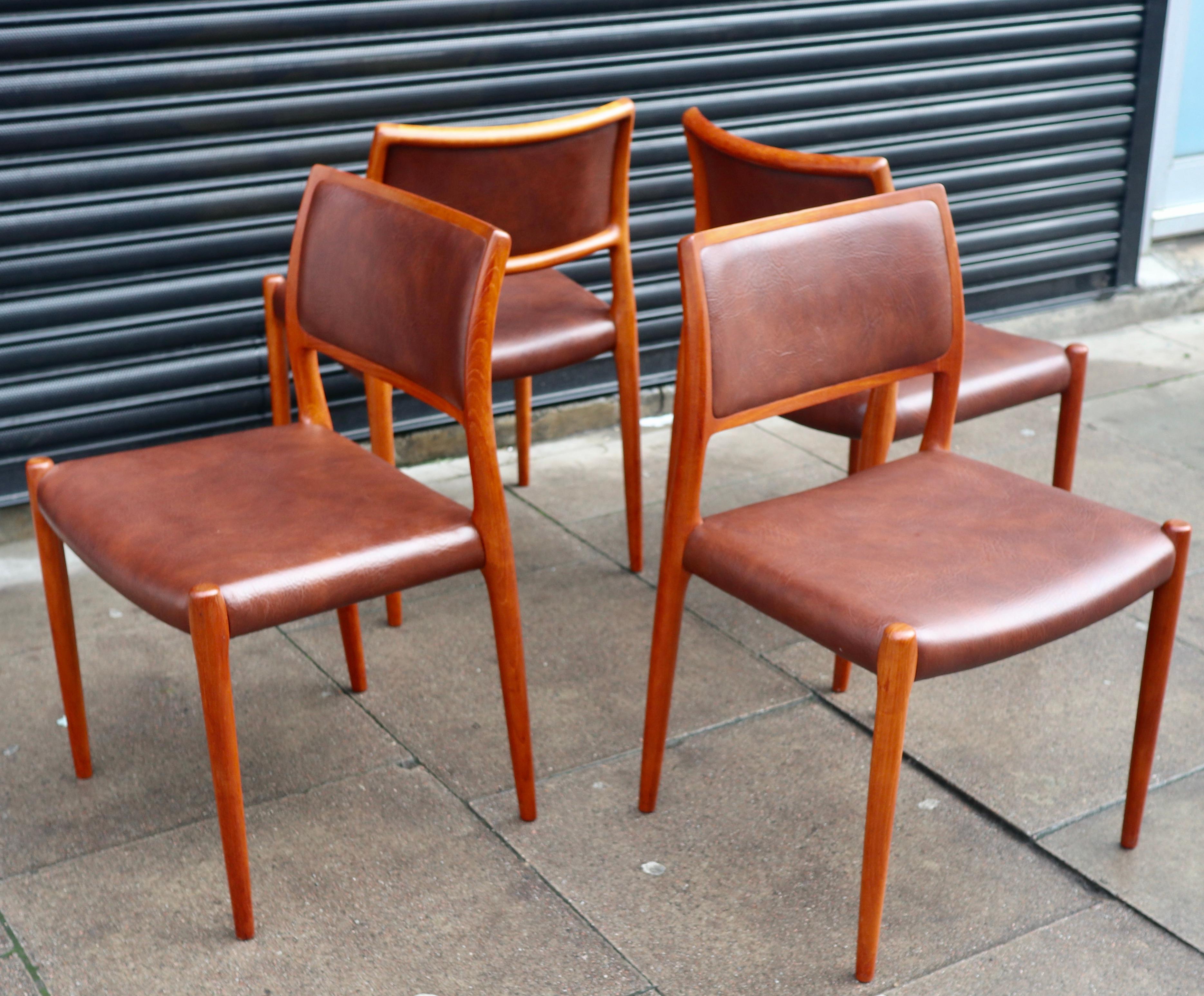 Four teak framed Niels Moller Model 80 Chairs, in tan vinyl upholstery  In Fair Condition For Sale In London, GB