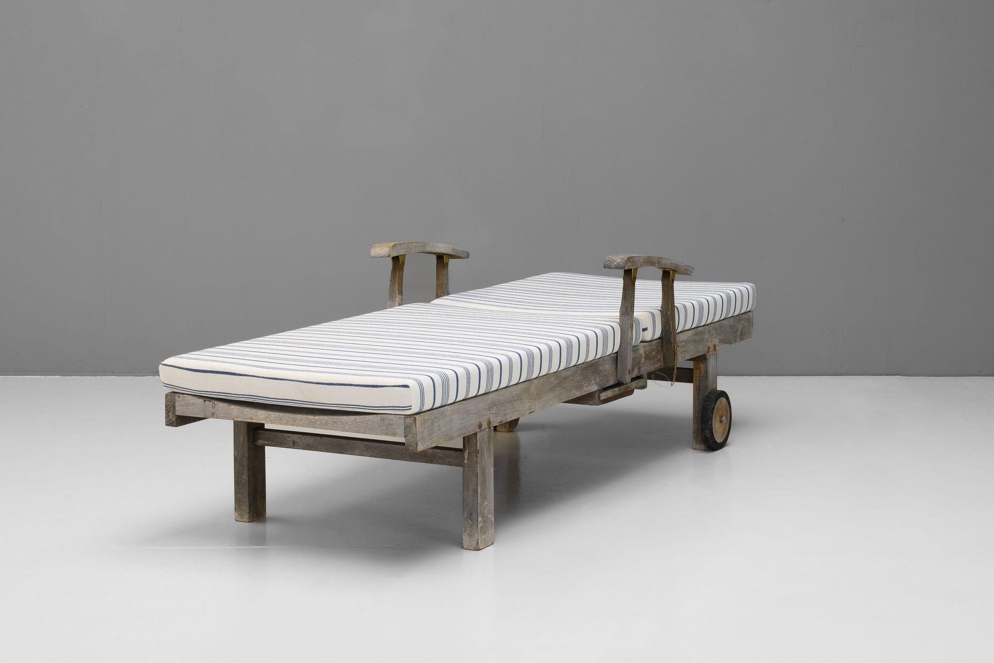 Teck Quatre chaises longues en teck en vente