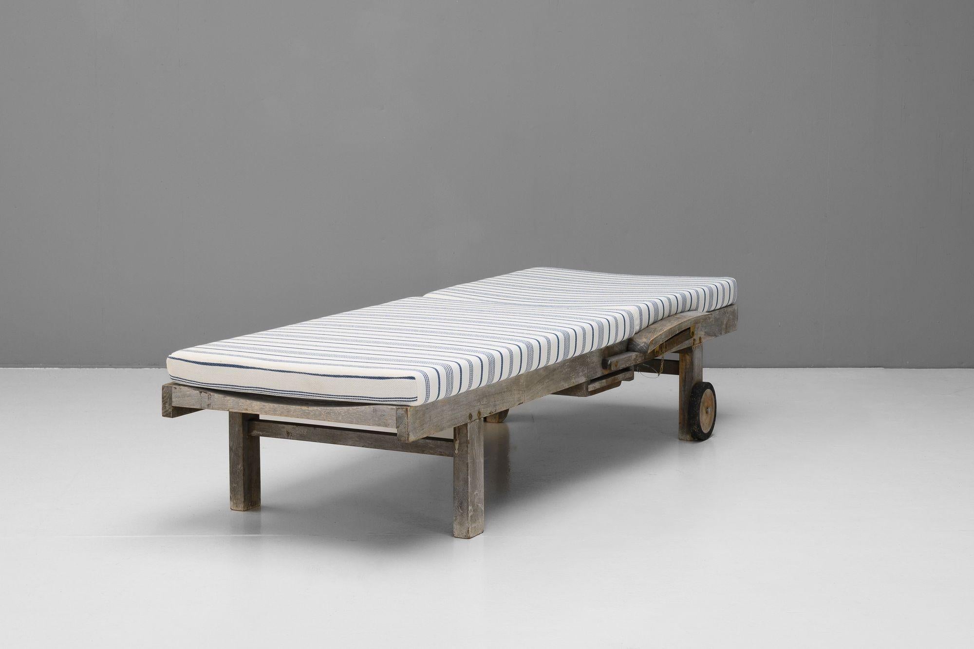 Quatre chaises longues en teck en vente 1
