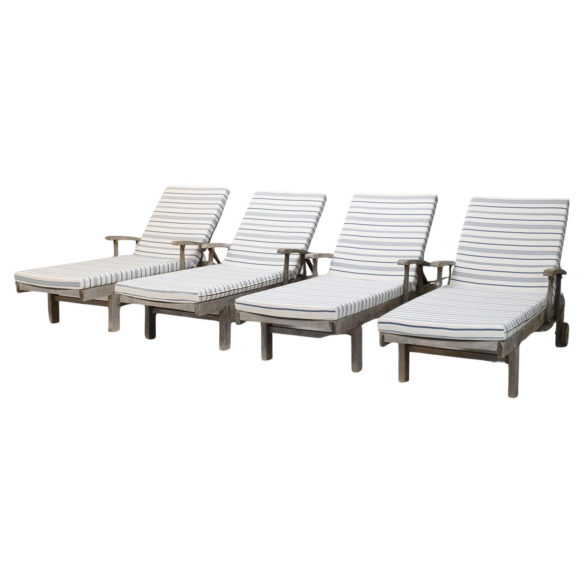 Quatre chaises longues en teck en vente