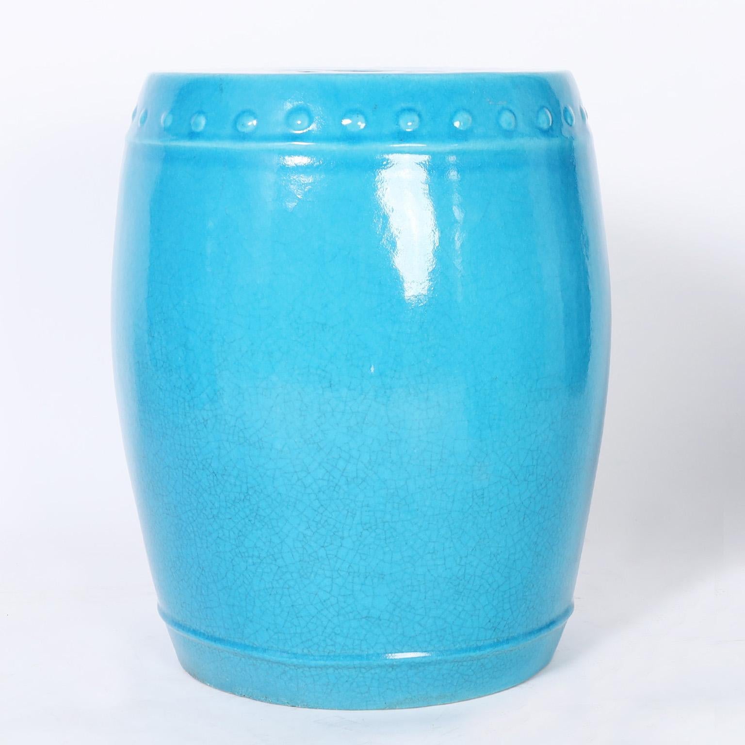 Vier Terrakotta-Gartensthle mit blauer Glasur, Preis pro Paar (Glasiert) im Angebot