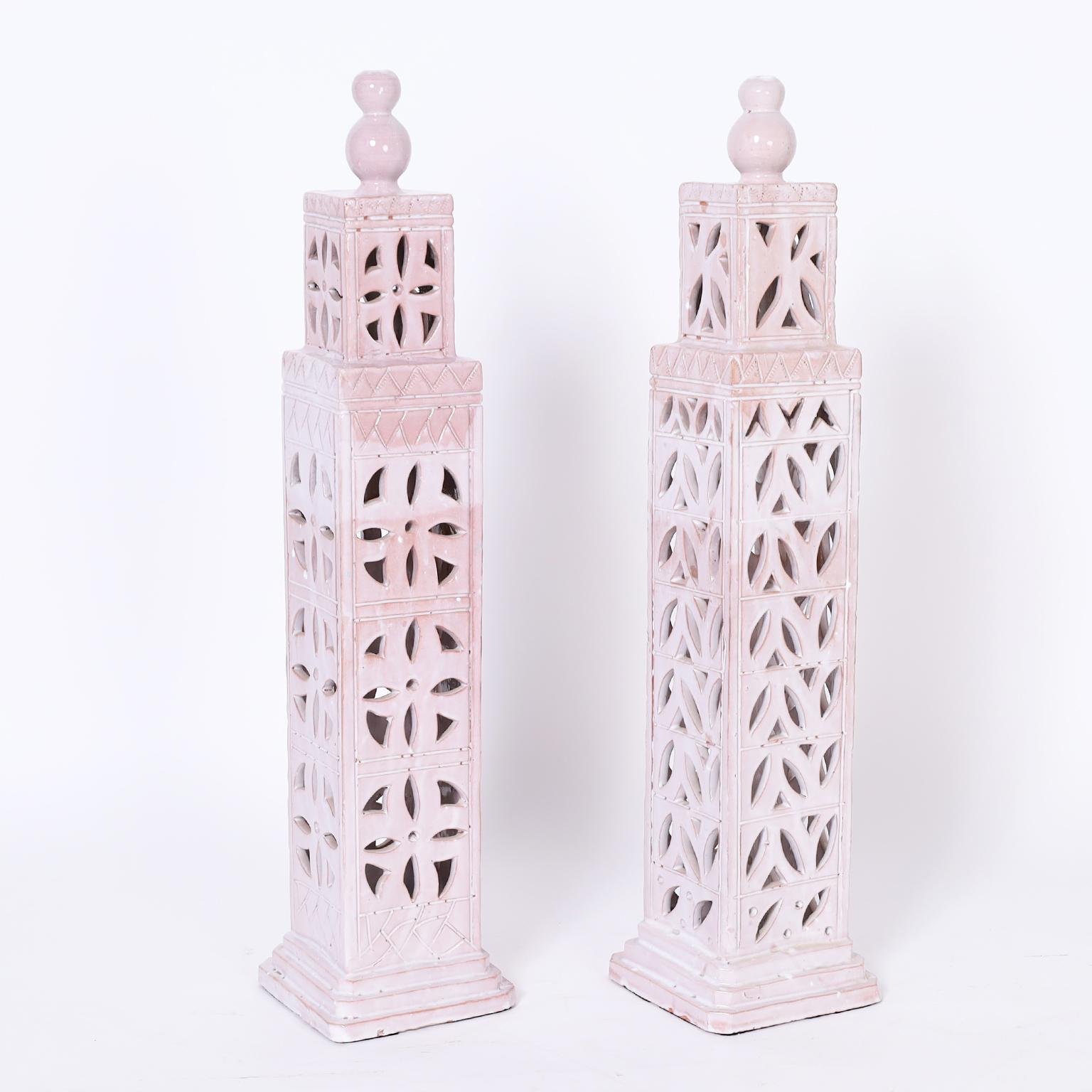 Moresco Quattro copri candele o oggetti in terracotta a forma di minareto in vendita