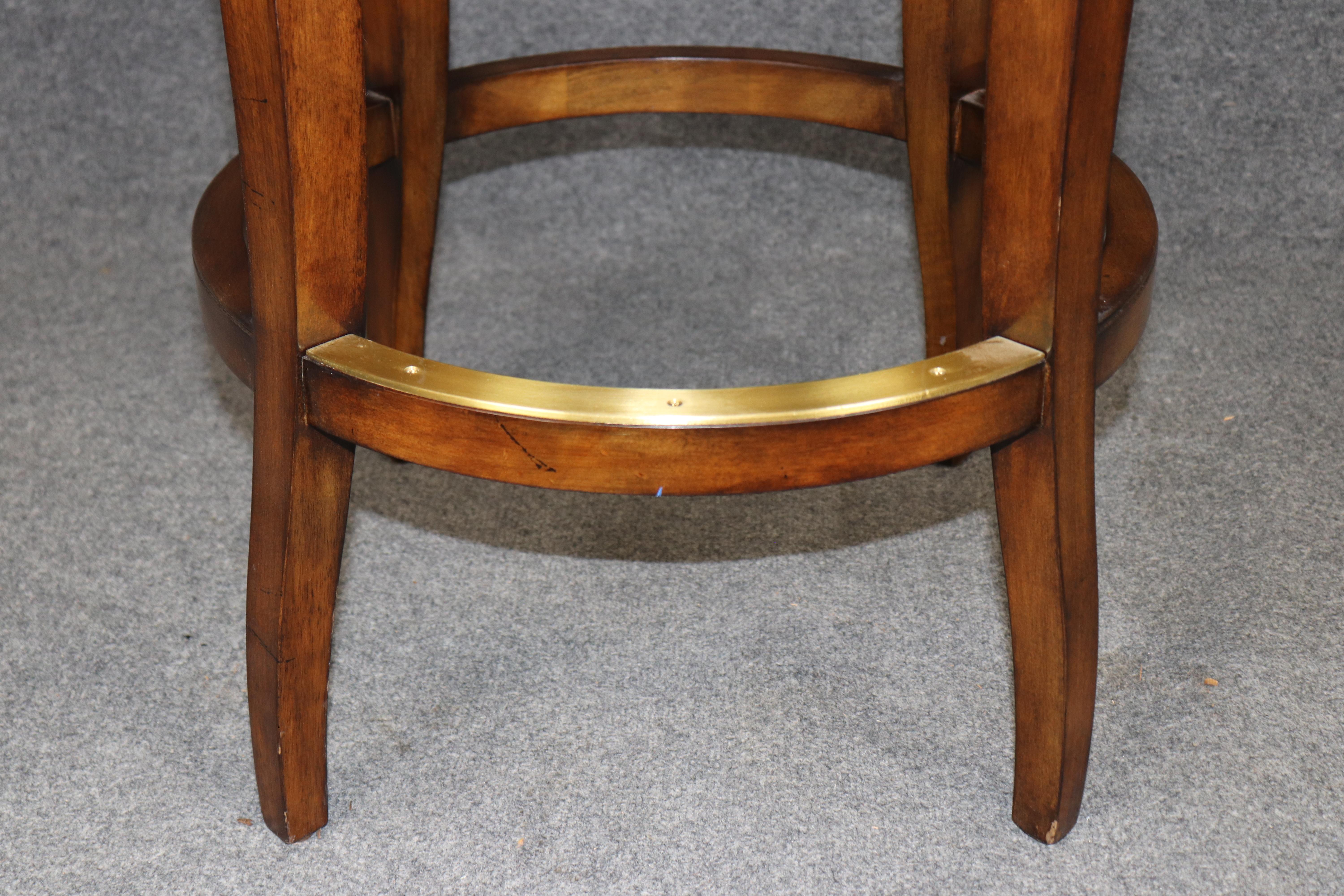 Quatre tabourets de bar personnalisés en cuir et noyer de style Theodore Alexander en vente 4