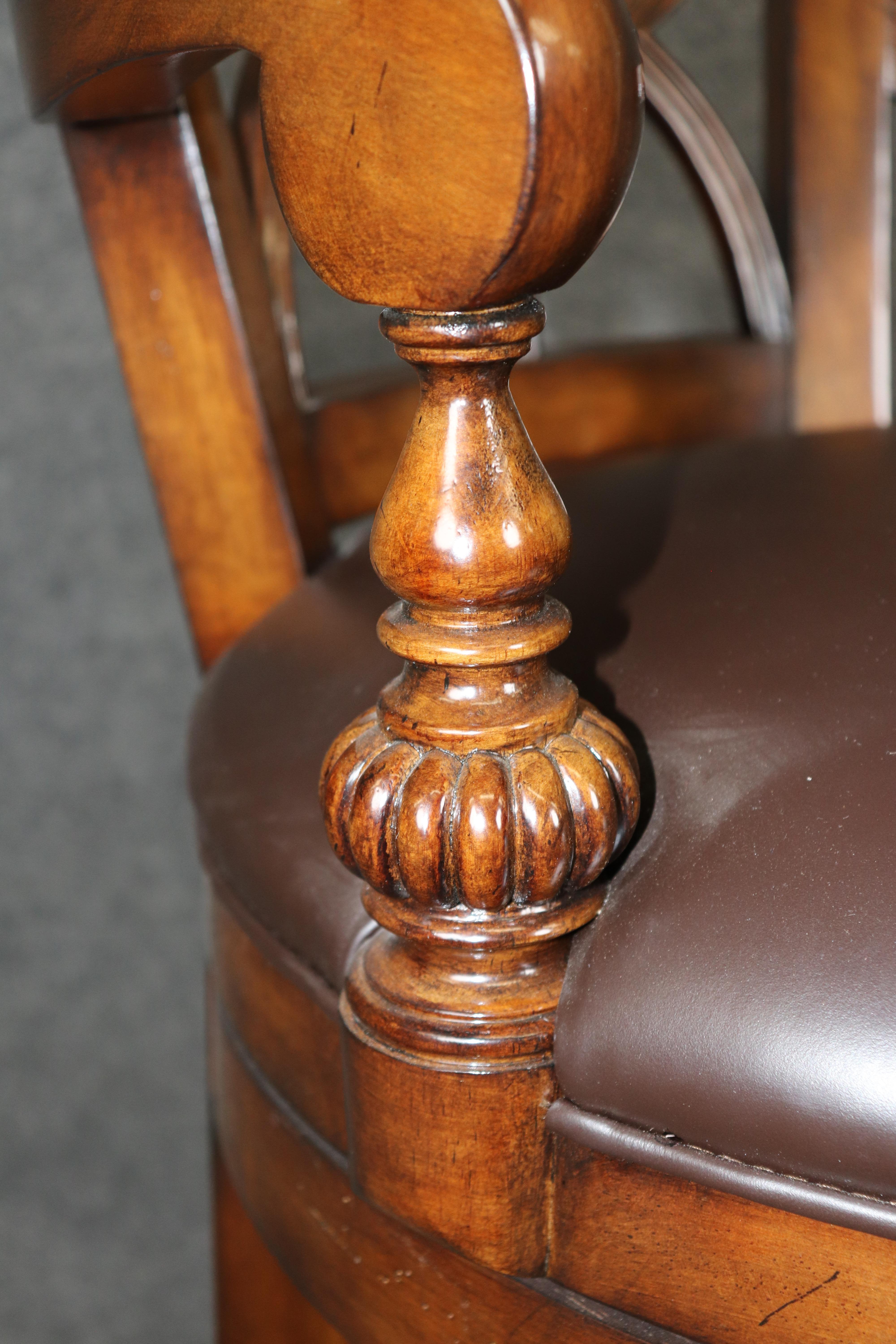 Quatre tabourets de bar personnalisés en cuir et noyer de style Theodore Alexander en vente 7