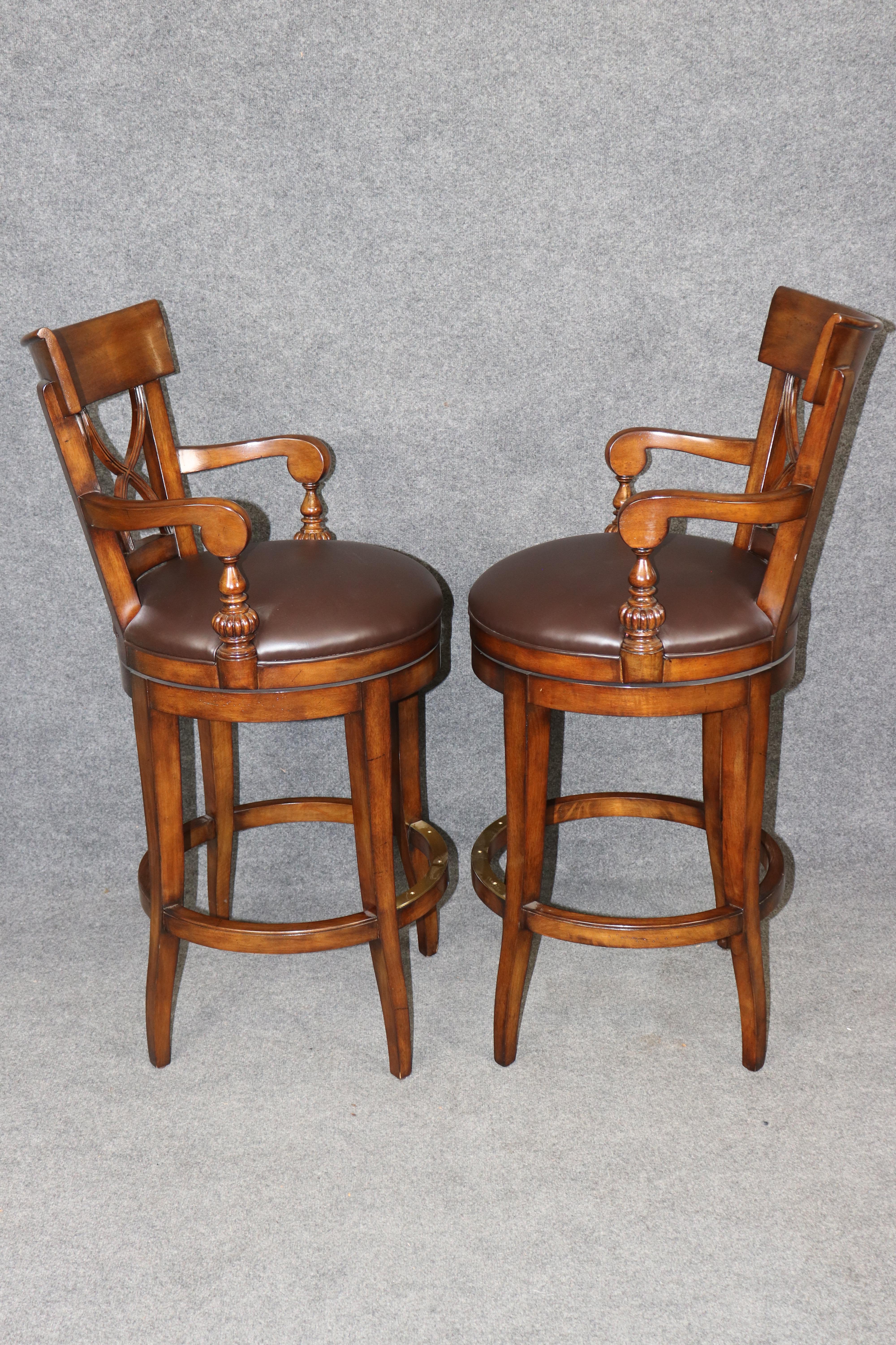 Travail du bois Quatre tabourets de bar personnalisés en cuir et noyer de style Theodore Alexander en vente