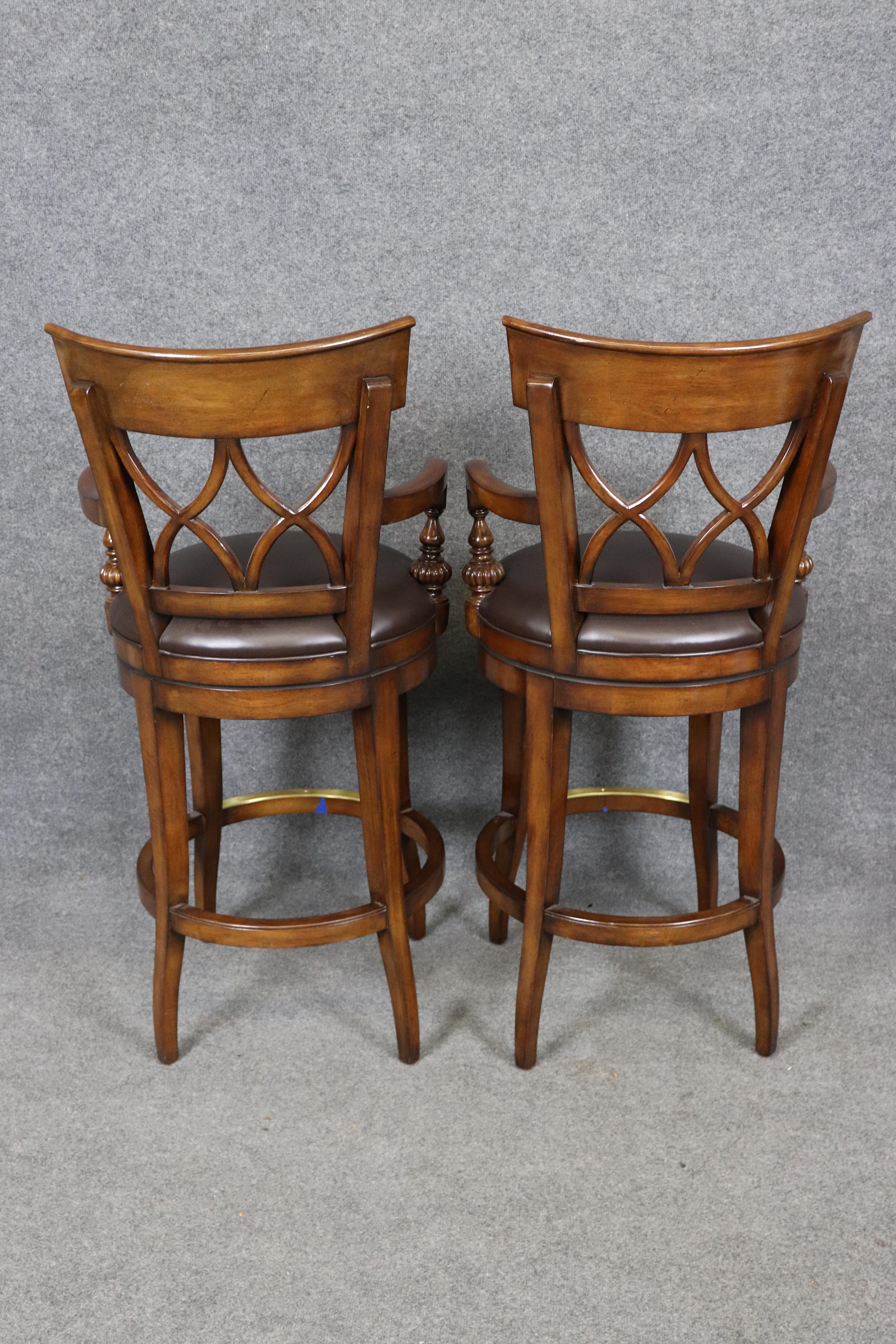 Quatre tabourets de bar personnalisés en cuir et noyer de style Theodore Alexander Bon état - En vente à Swedesboro, NJ