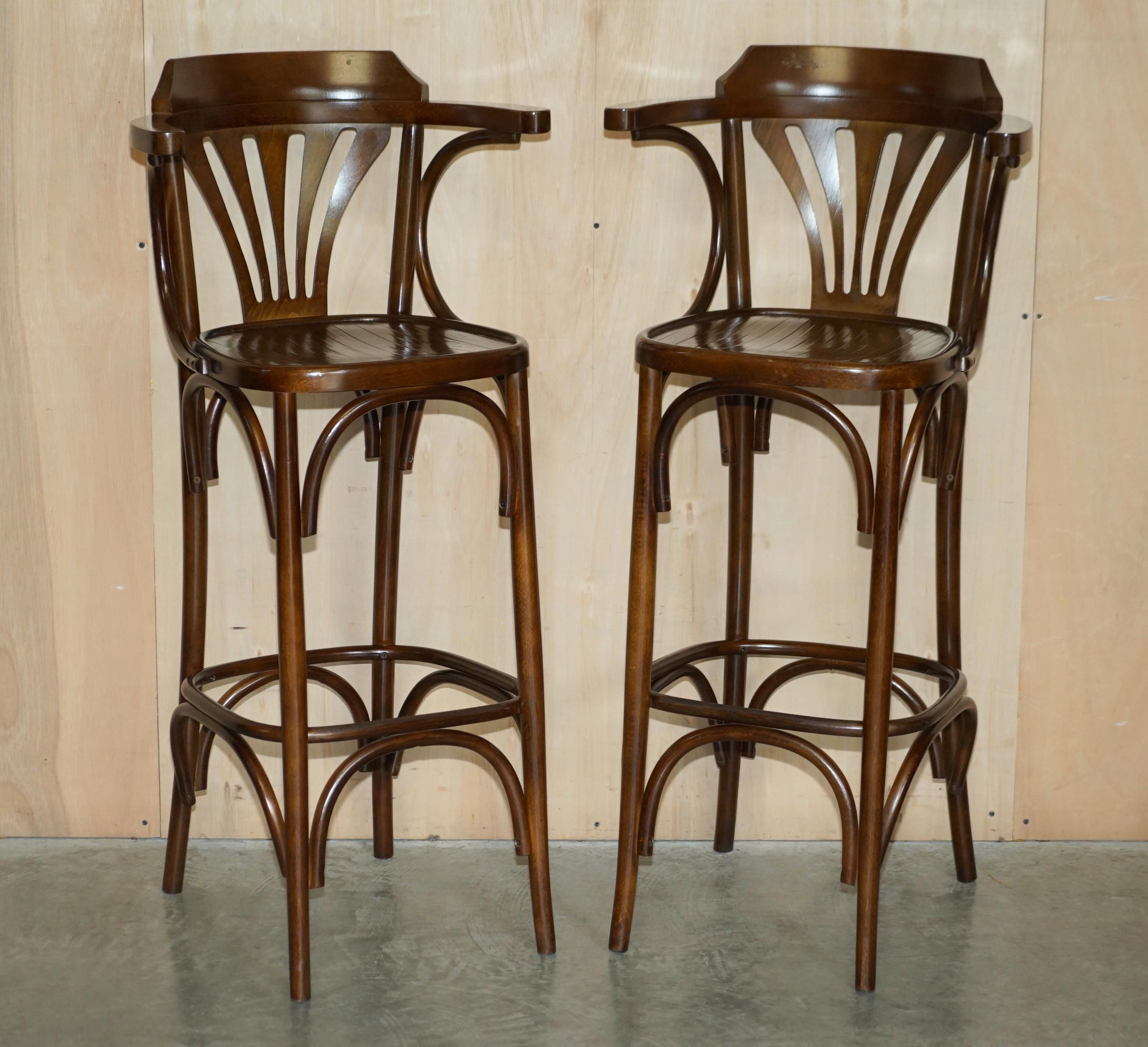 We are delighted to offer for sale this set of four vintage Thonet style bentwood bar stools.

They very good looking and really quite comfortable, the timber grain and patina is quite decorative.

We have deep cleaned hand condition waxed and