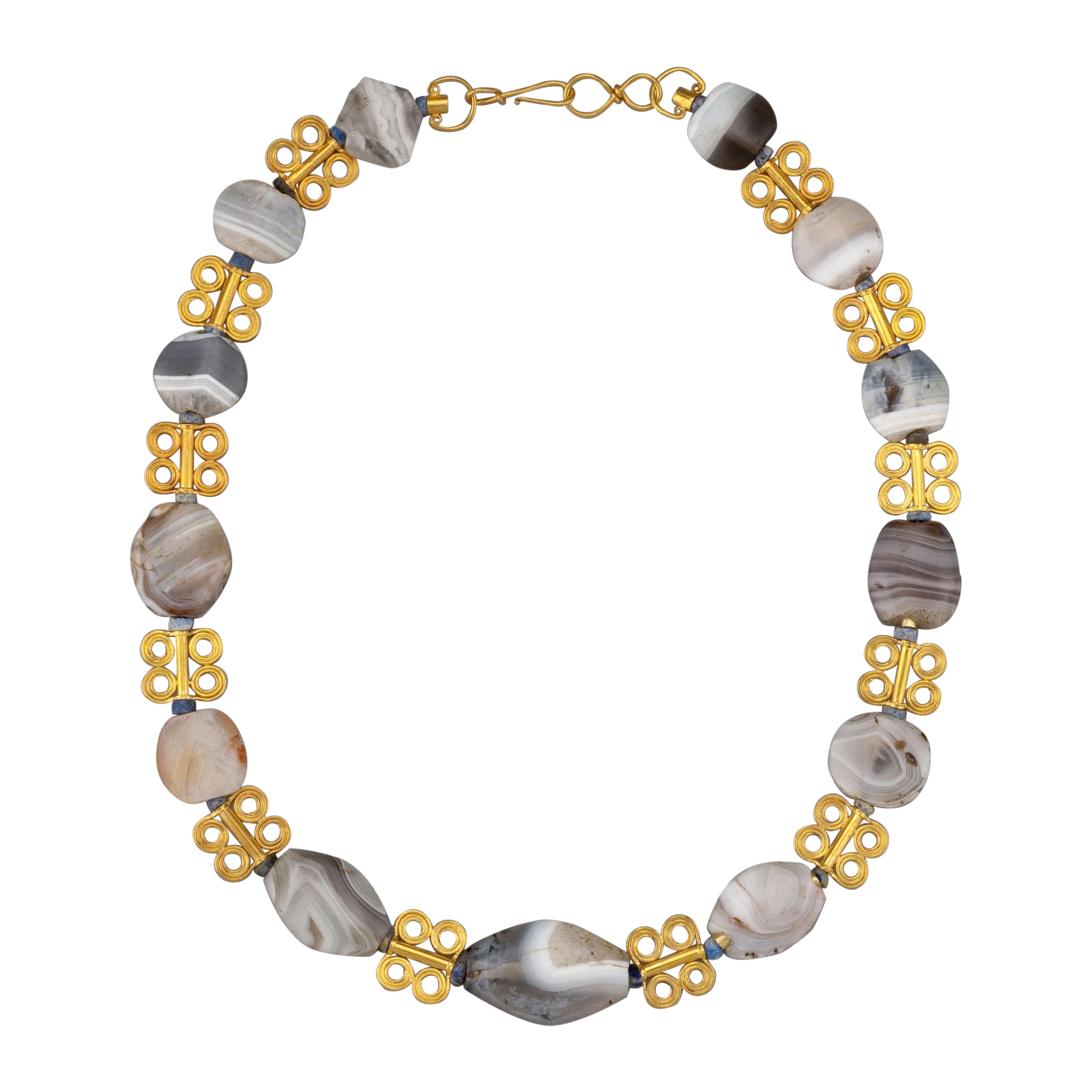 Perline di agata di quattromila anni fa alternate a perline d
oro a spirale quadrupla in vendita