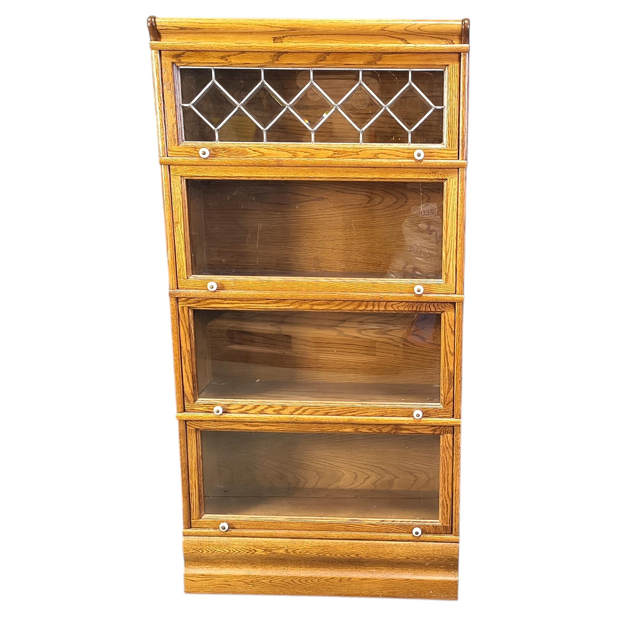 Librería de cuatro niveles estilo barrister de roble con cristal emplomado