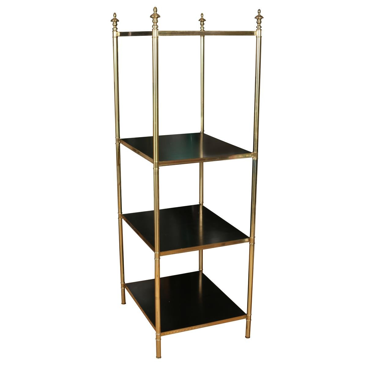 Etagere in ottone a quattro livelli in stile Regency In condizioni buone in vendita a Locust Valley, NY