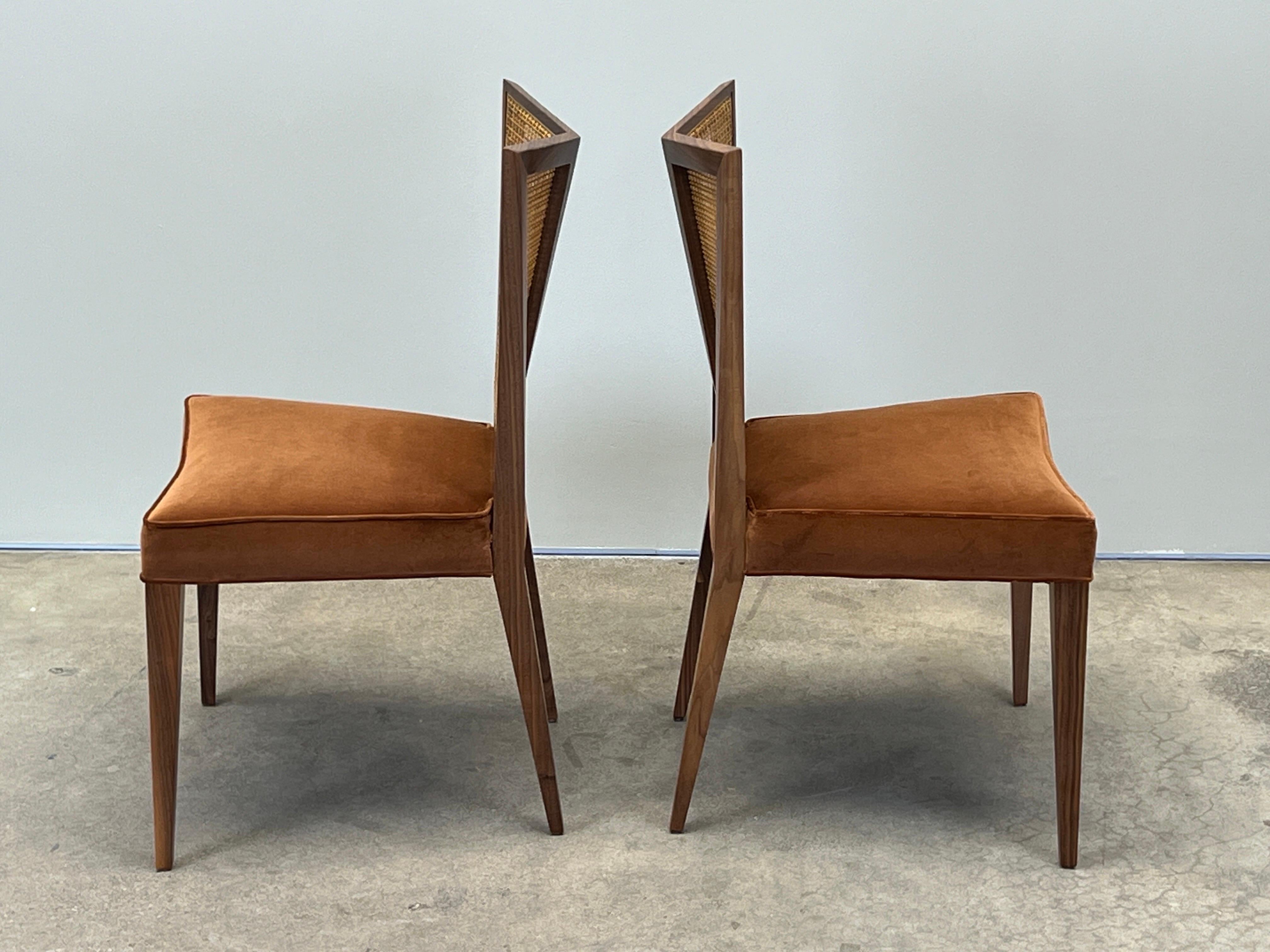 Cuatro sillas de comedor con respaldo en V de Michael Taylor para Baker en venta 5