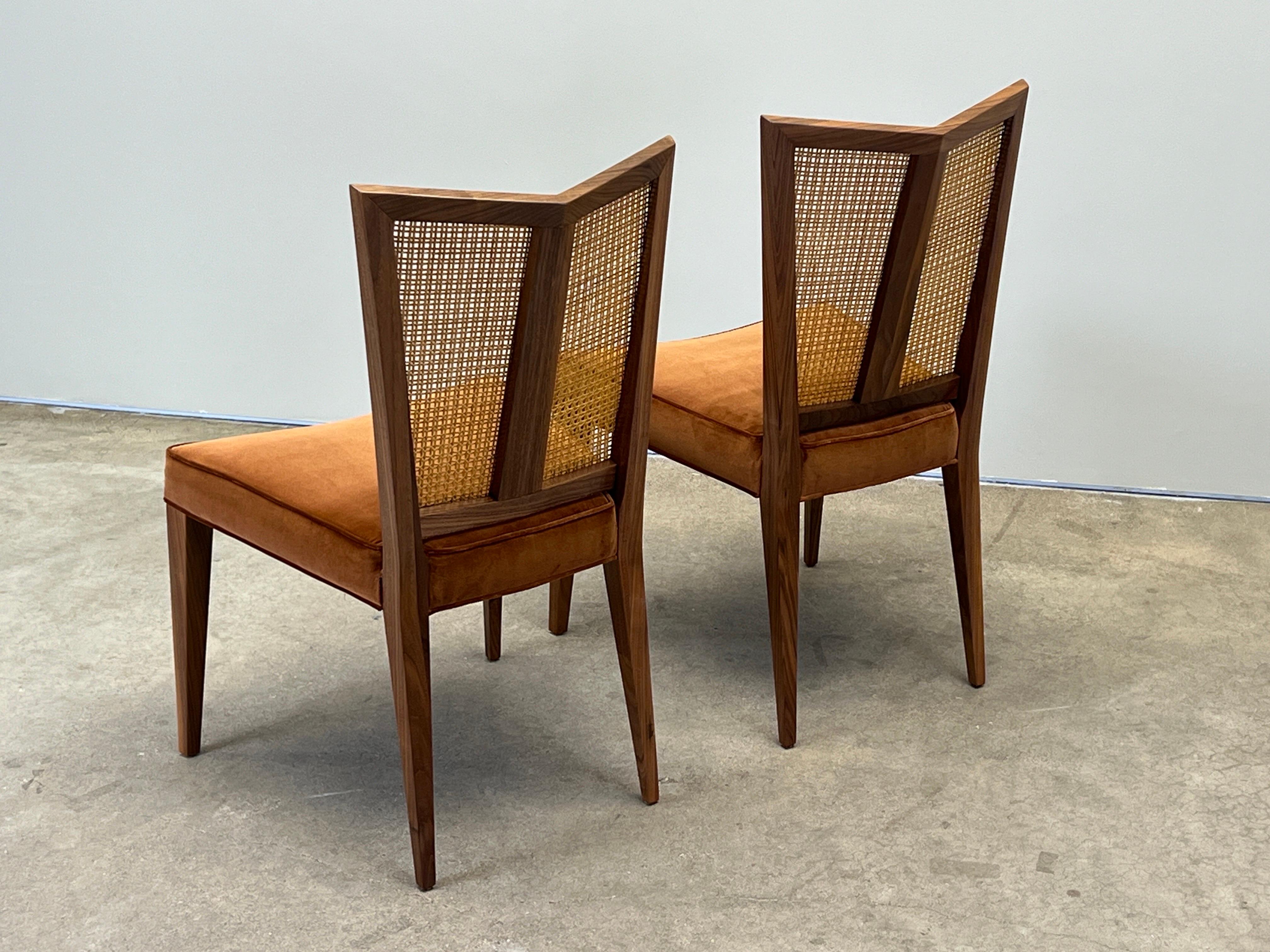 Cuatro sillas de comedor con respaldo en V de Michael Taylor para Baker en venta 7