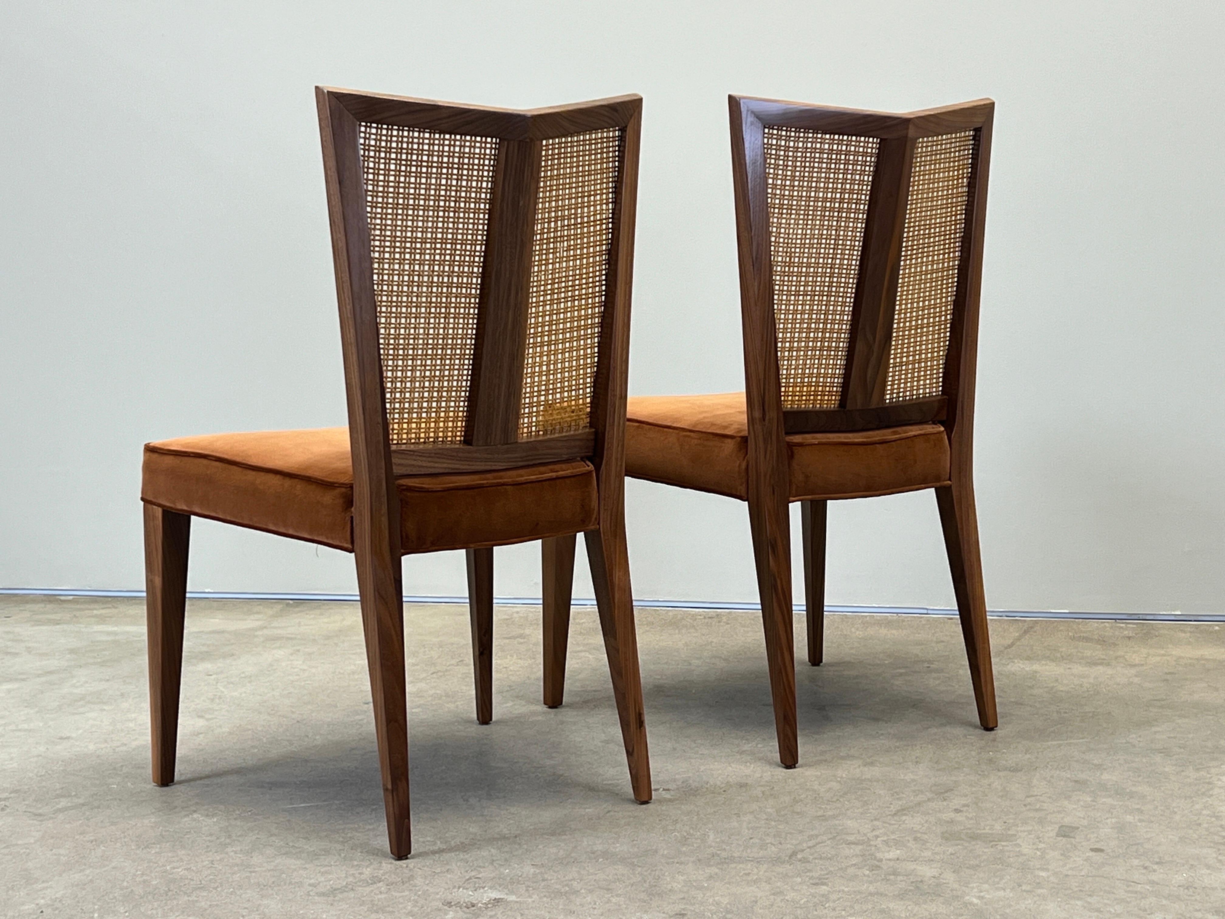 Cuatro sillas de comedor con respaldo en V de Michael Taylor para Baker en venta 8