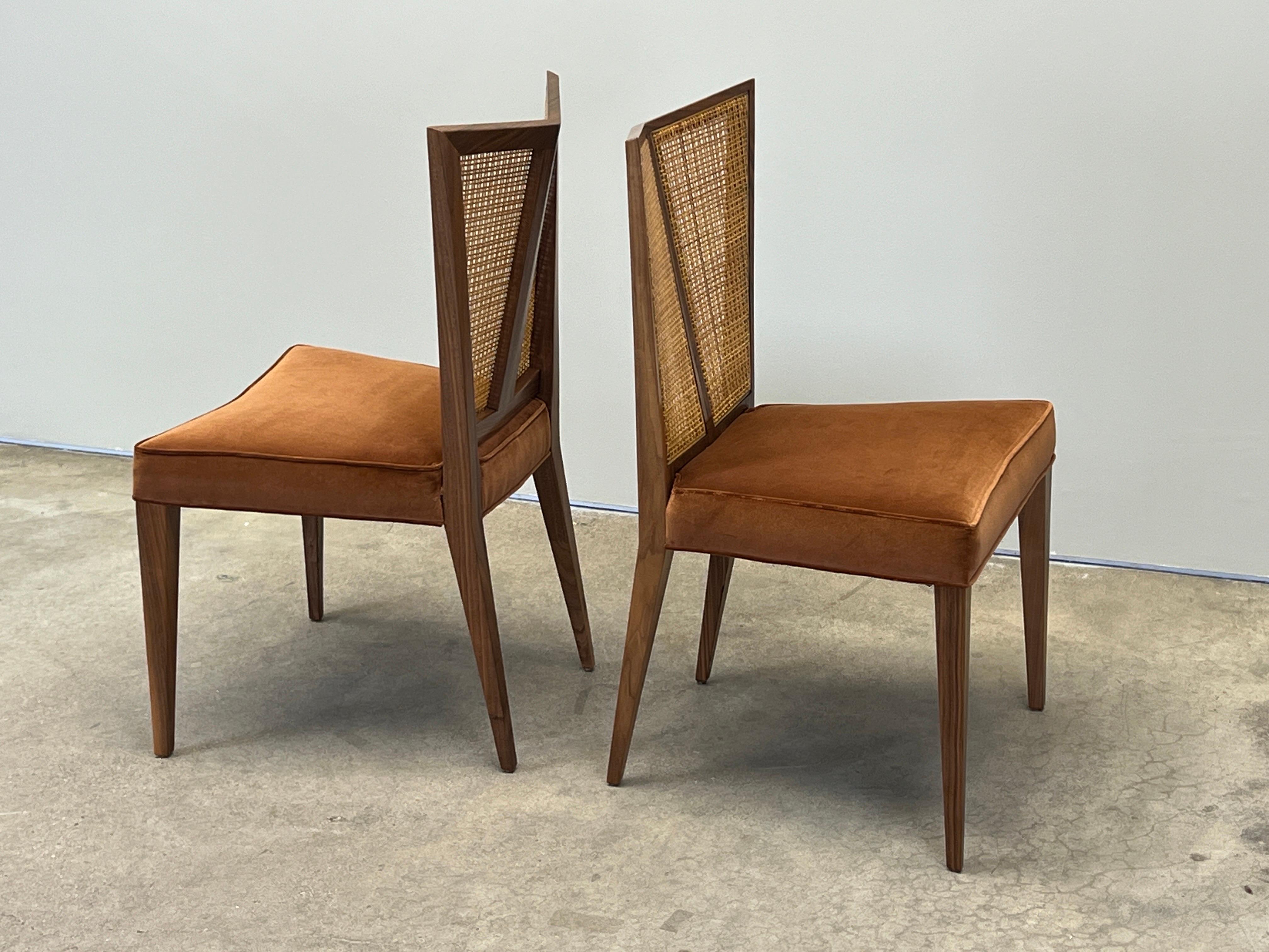 Cuatro sillas de comedor con respaldo en V de Michael Taylor para Baker en venta 9