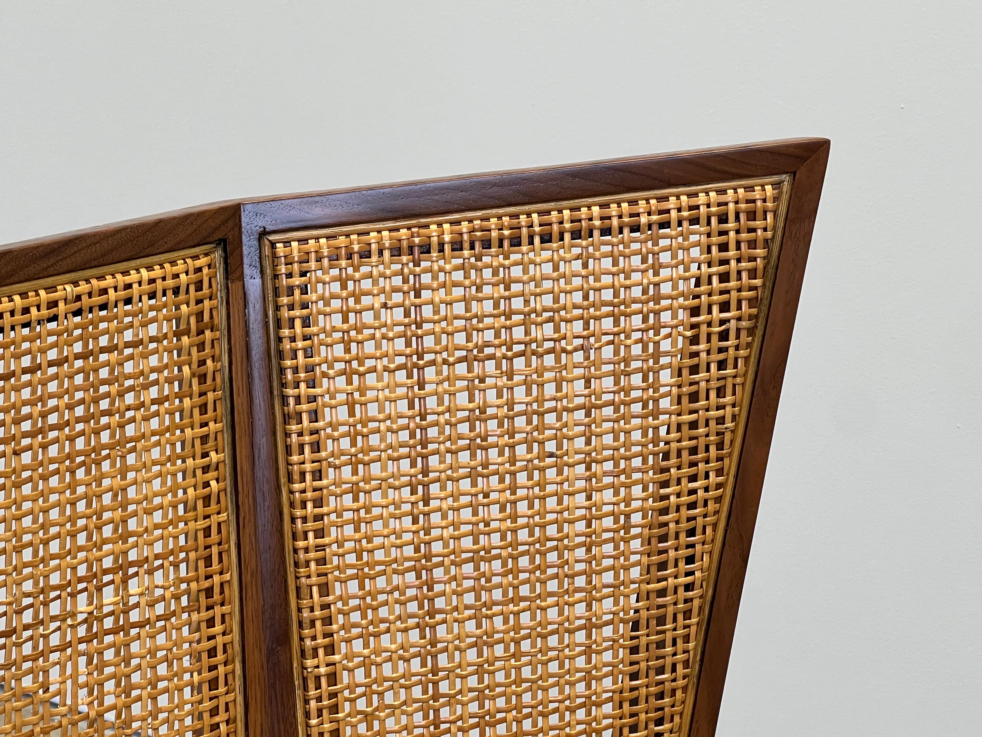 Cuatro sillas de comedor con respaldo en V de Michael Taylor para Baker en venta 10