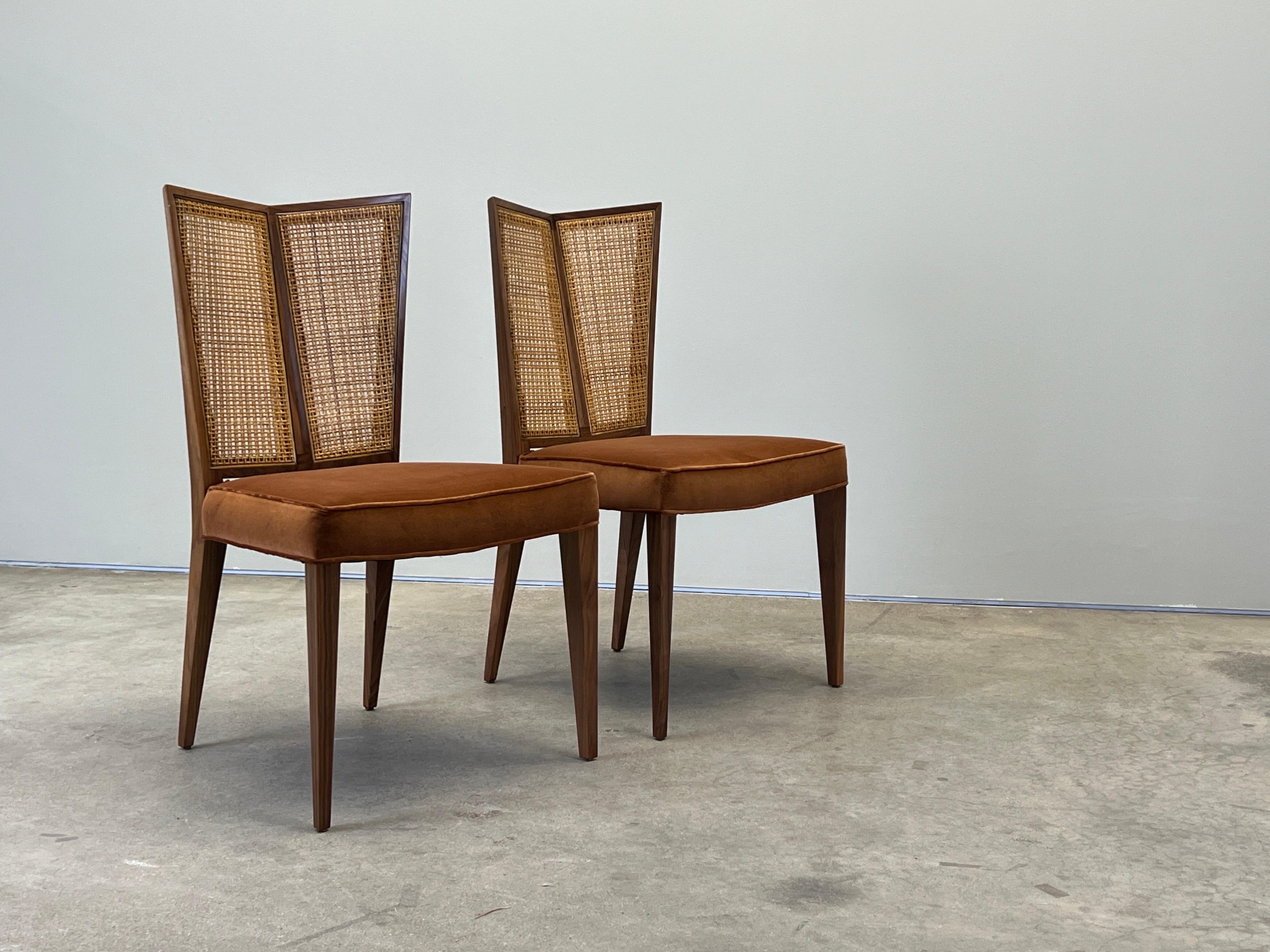 Cuatro sillas de comedor con respaldo en V de Michael Taylor para Baker en venta 11